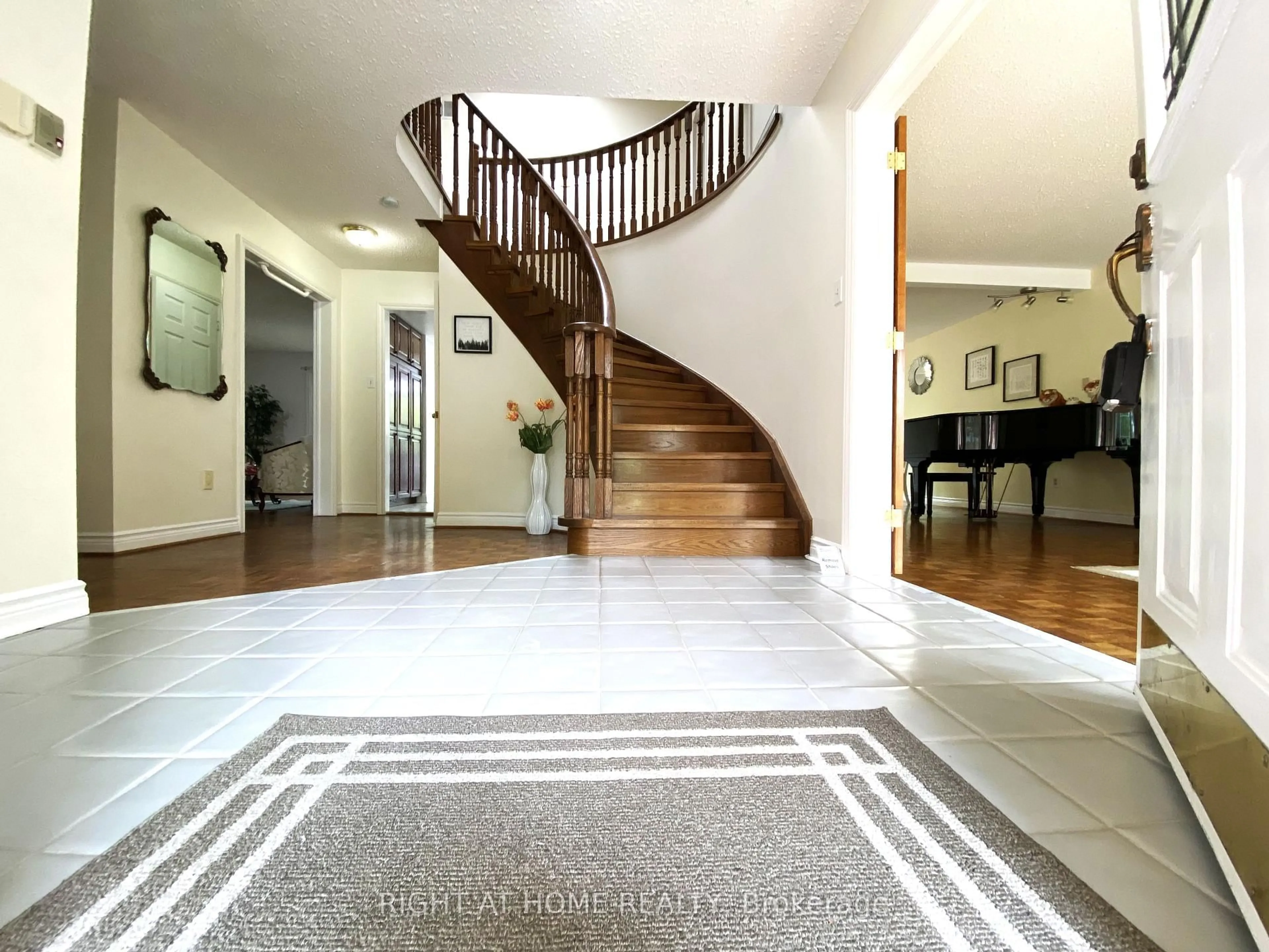 Indoor foyer for 26 Leighland Dr, Markham Ontario L3R 7R5