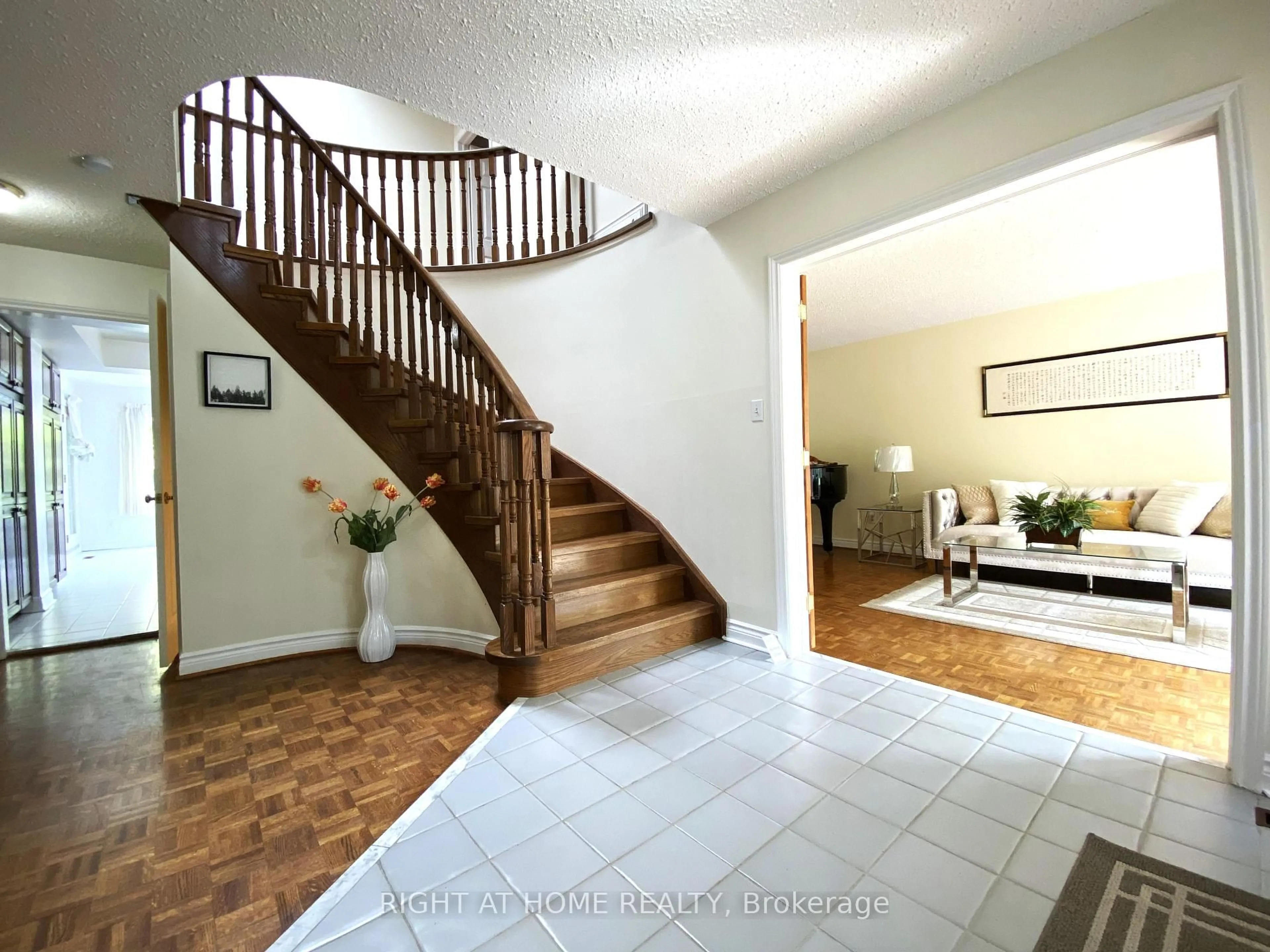 Indoor foyer for 26 Leighland Dr, Markham Ontario L3R 7R5
