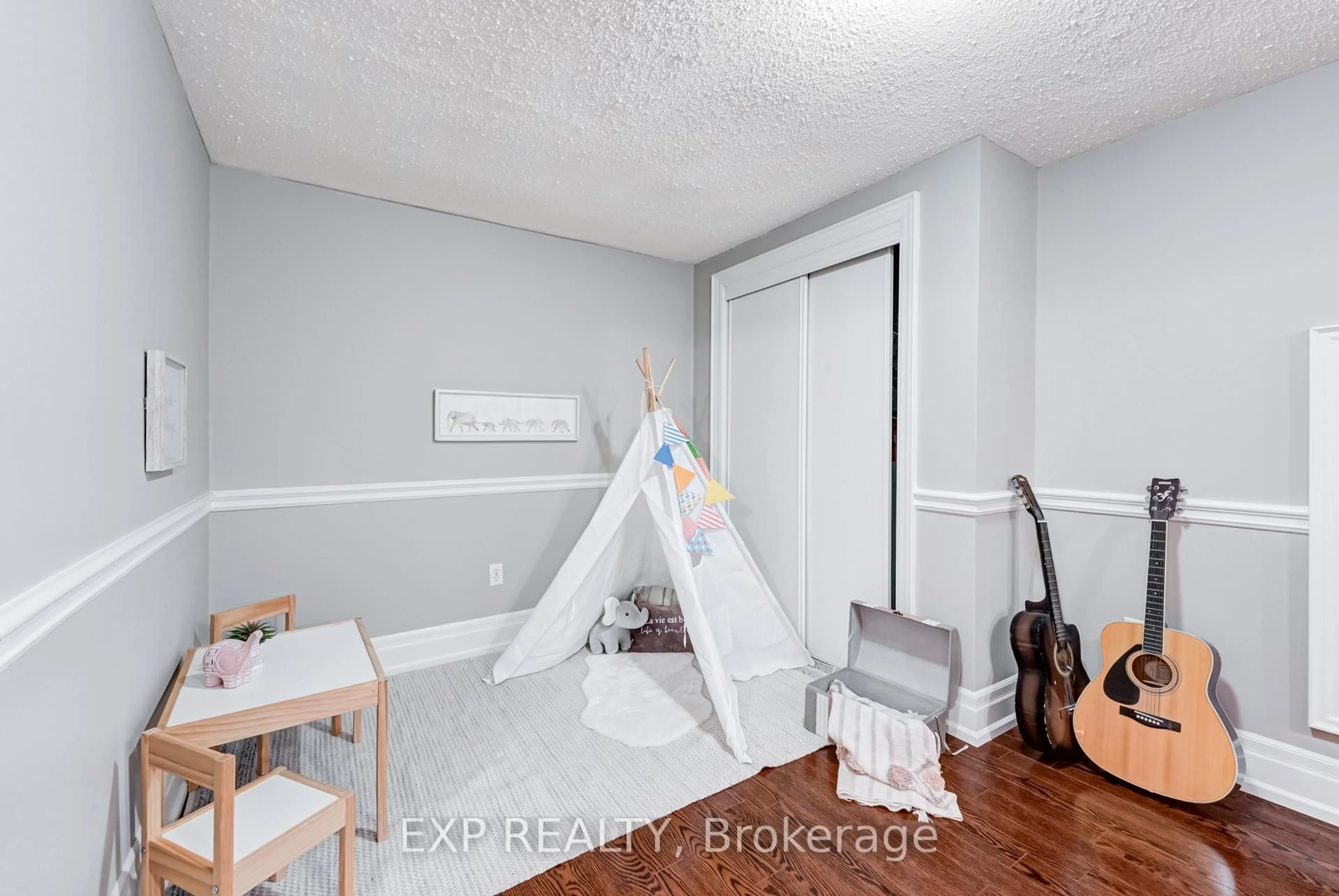 A pic of a room for 891 Leslie Valley Dr, Newmarket Ontario L3Y 7H1
