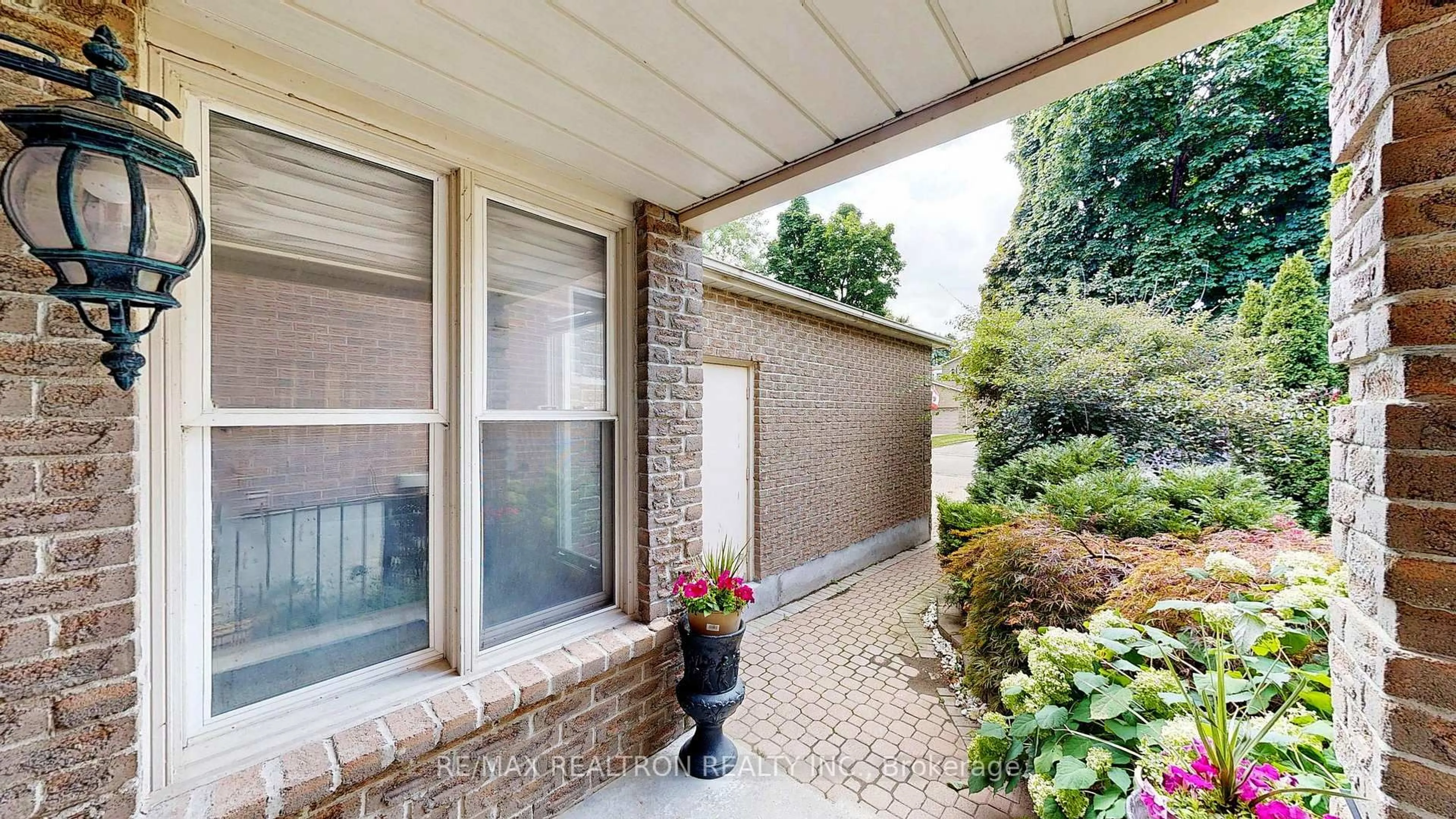 Patio, street for 43 Strathmore Dr, Markham Ontario L3P 6K4