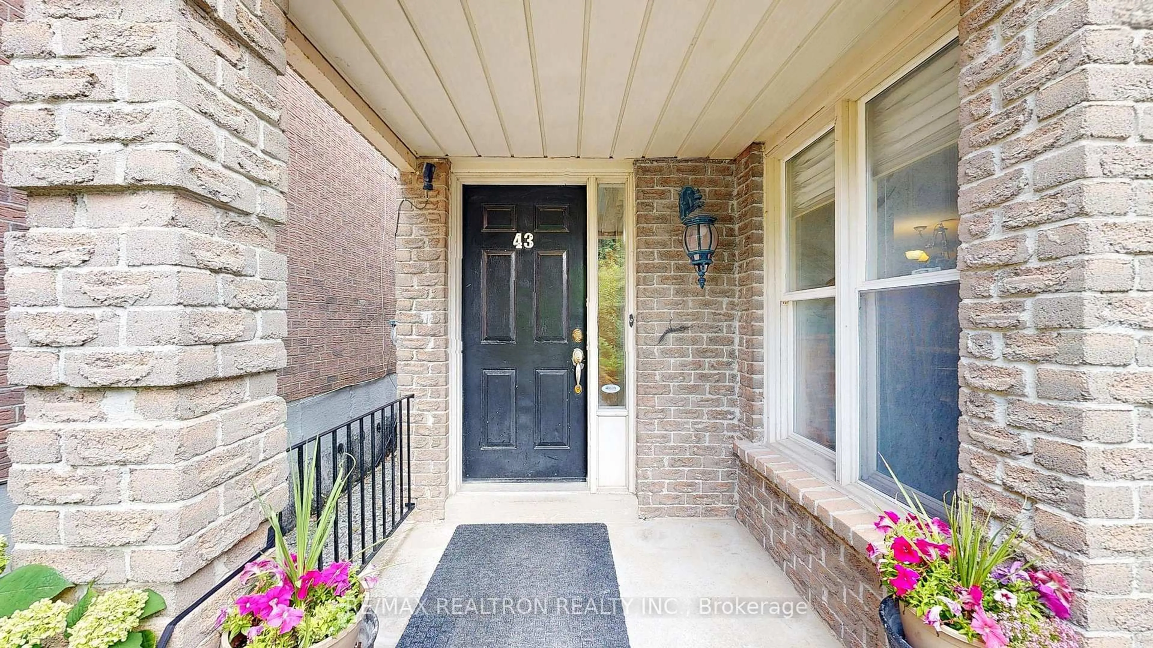 Indoor entryway for 43 Strathmore Dr, Markham Ontario L3P 6K4