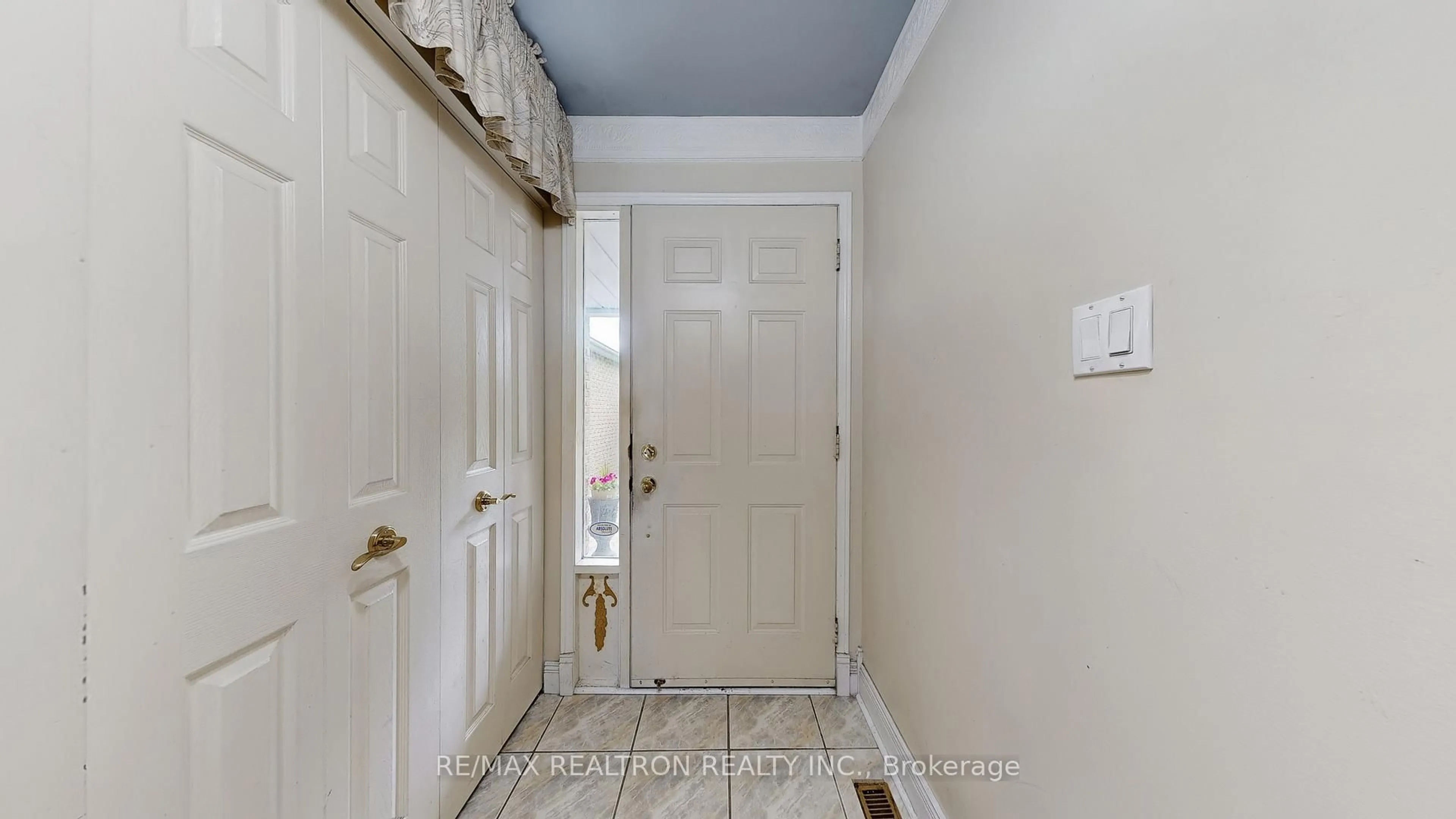 Indoor entryway for 43 Strathmore Dr, Markham Ontario L3P 6K4