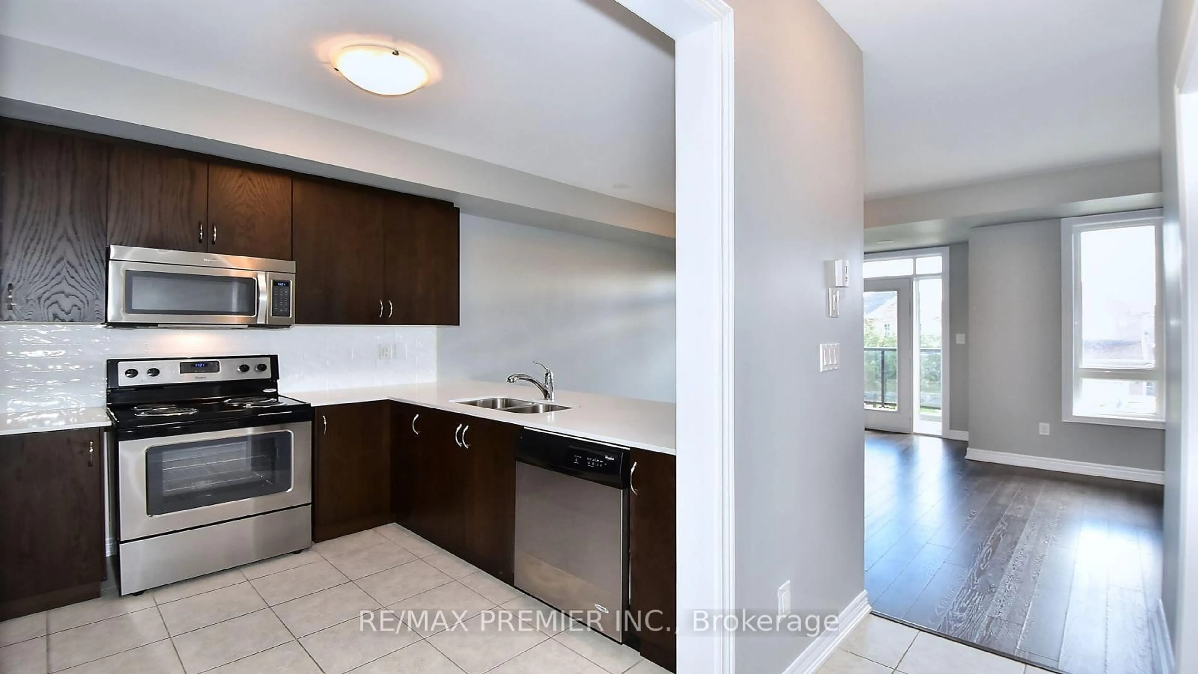 Standard kitchen, ceramic/tile floor for 105 Kayla Cres #10, Vaughan Ontario L6A 4W3