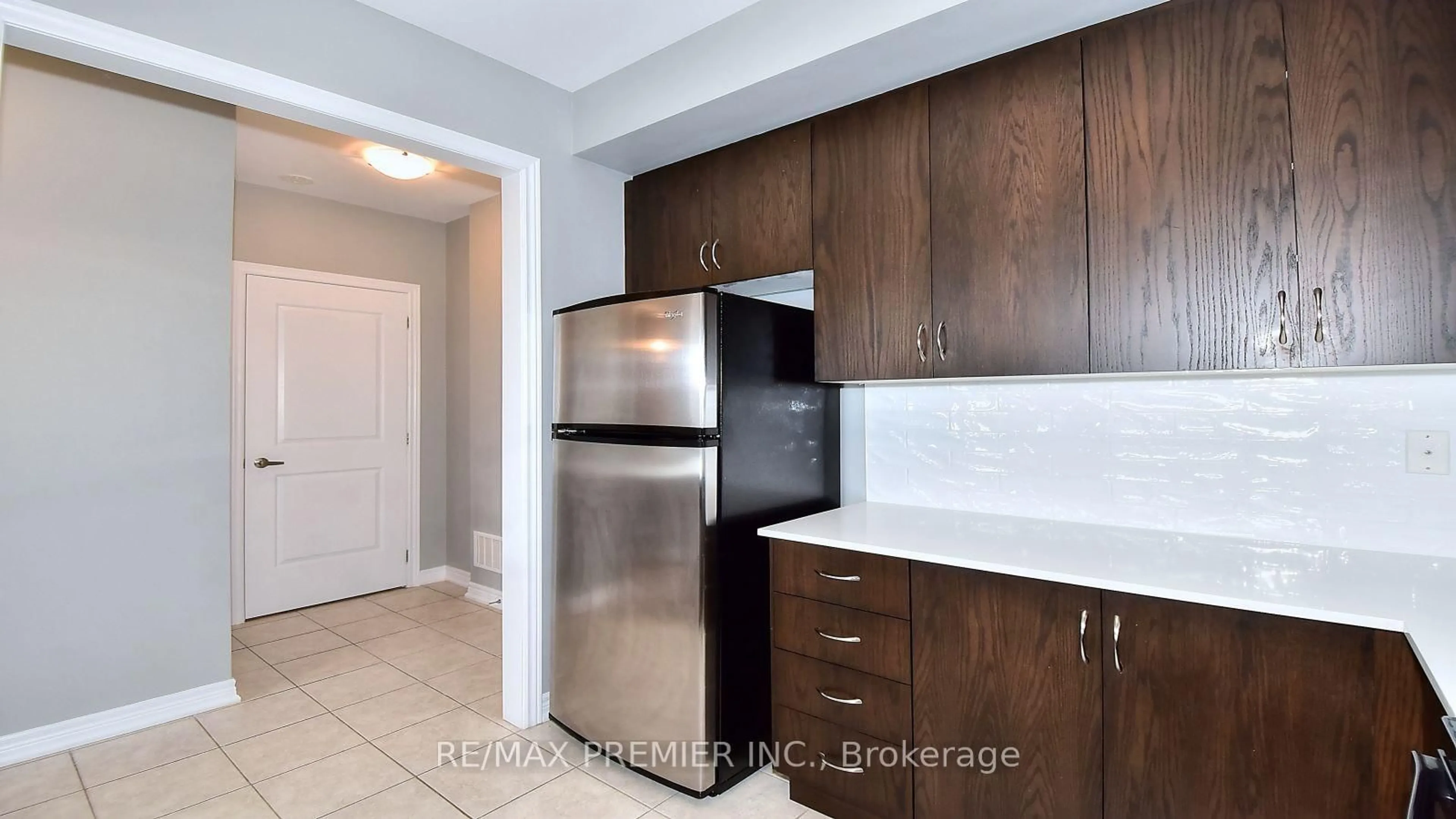 Standard kitchen, unknown for 105 Kayla Cres #10, Vaughan Ontario L6A 4W3