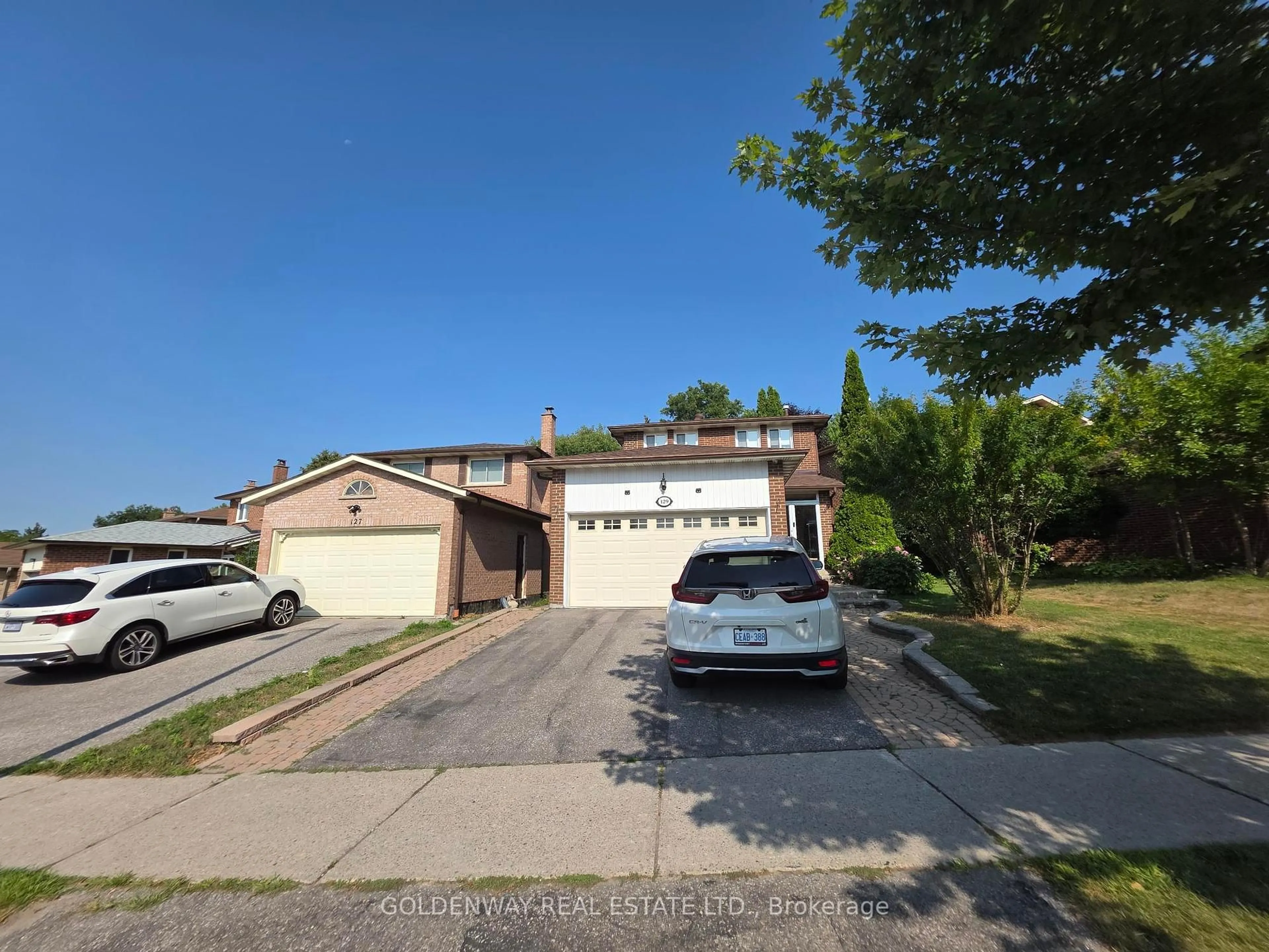A pic from outside/outdoor area/front of a property/back of a property/a pic from drone, street for 129 Major Buttons Dr, Markham Ontario L3P 3X7