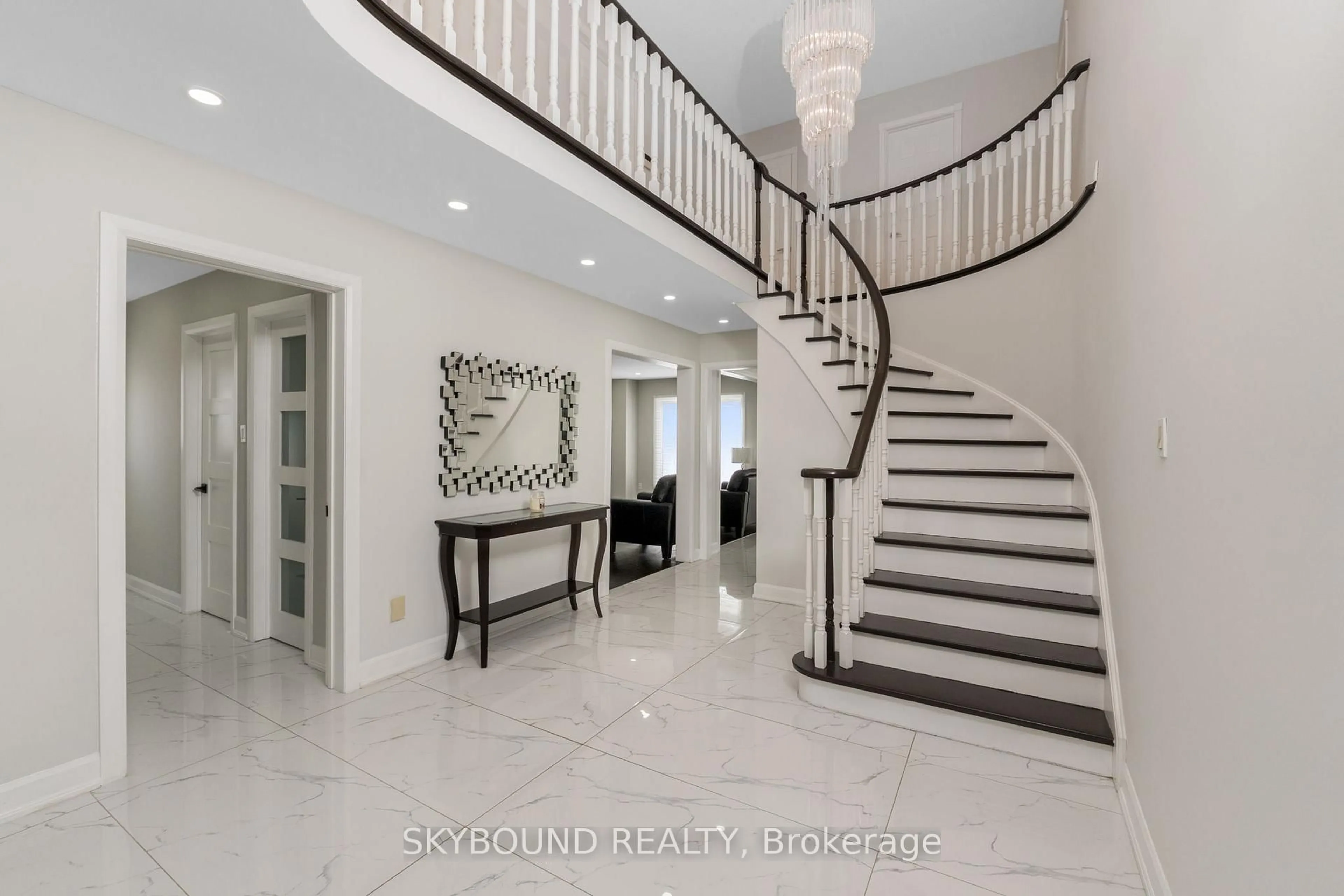 Indoor entryway for 108 Zinnia Pl, Vaughan Ontario L4L 6G5