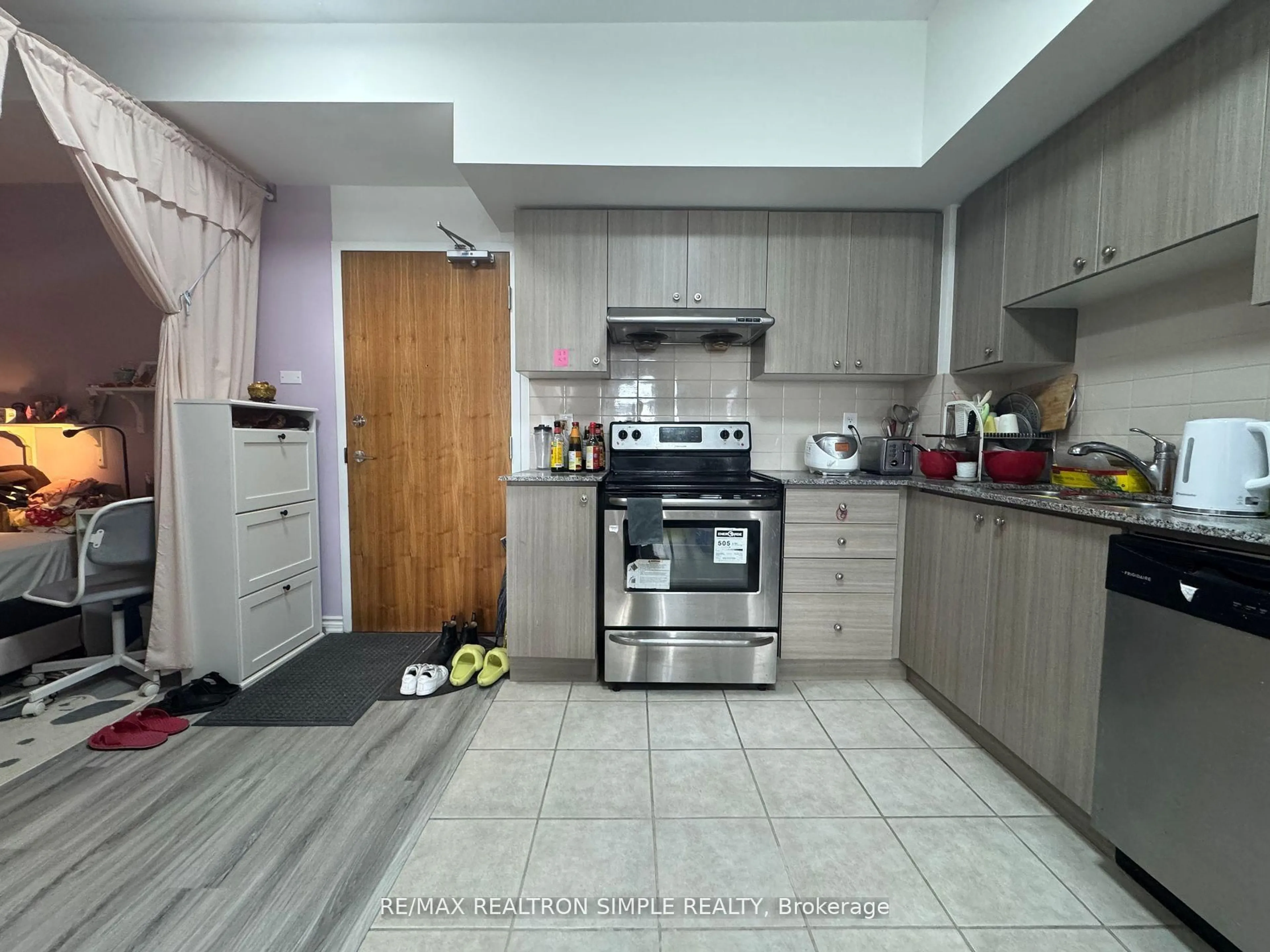 Standard kitchen, unknown for 8323 Kennedy Rd #211, Markham Ontario L3R 5W7