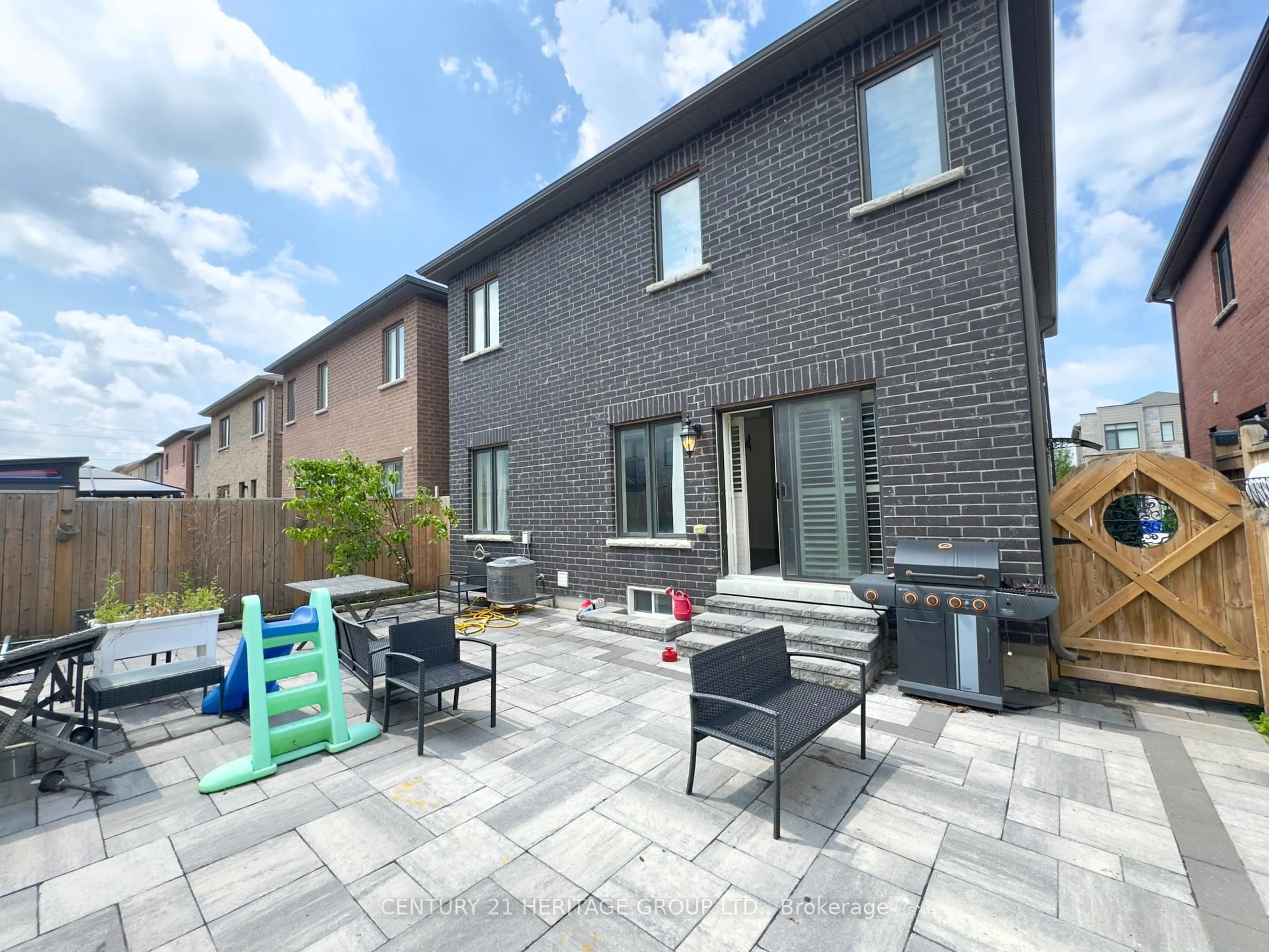 Patio, street for 121 Vantage Loop, Newmarket Ontario L3X 0K8