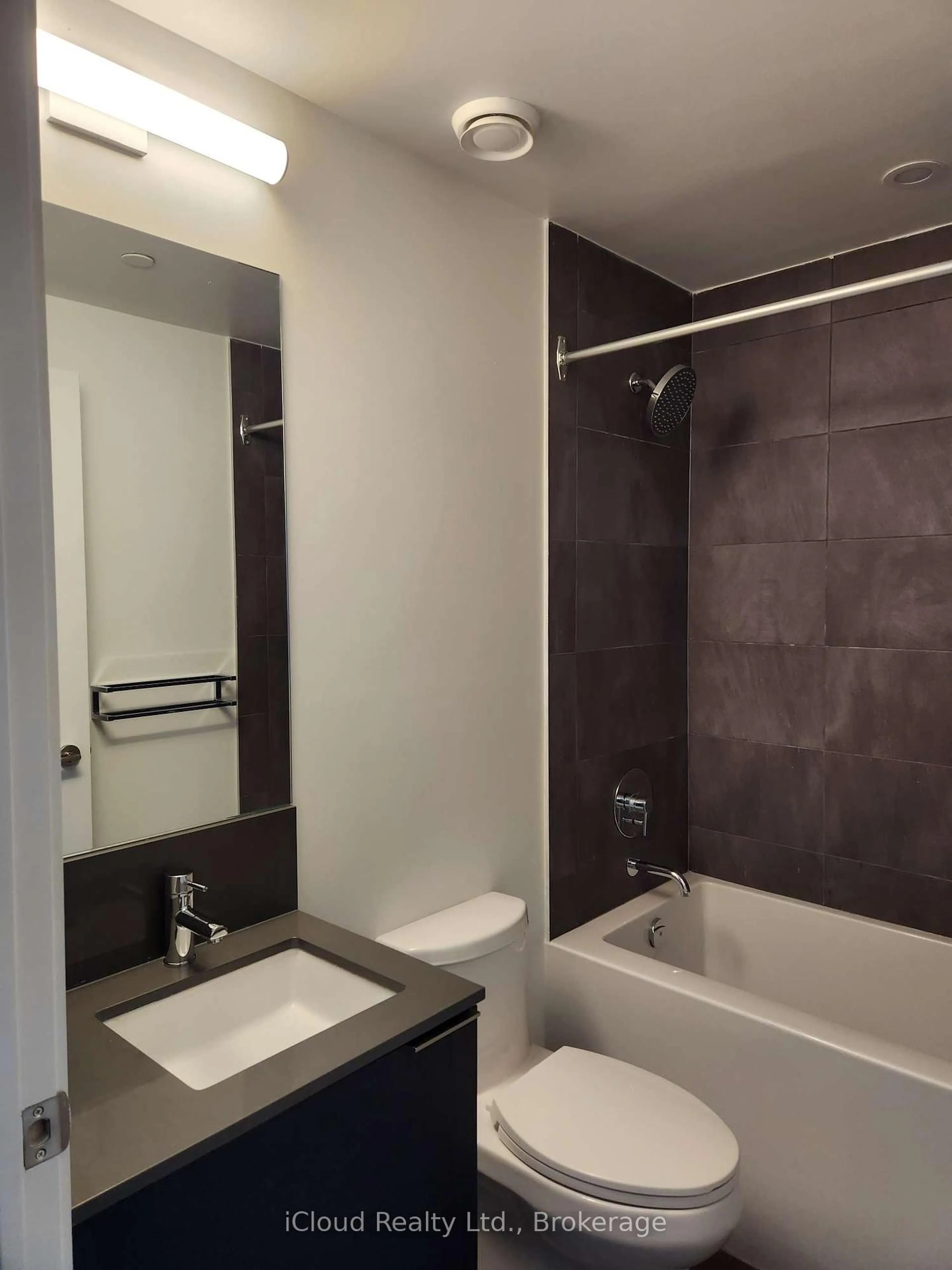 Standard bathroom, ceramic/tile floor for 1000 Portage Pkwy #310, Vaughan Ontario L4K 0L1