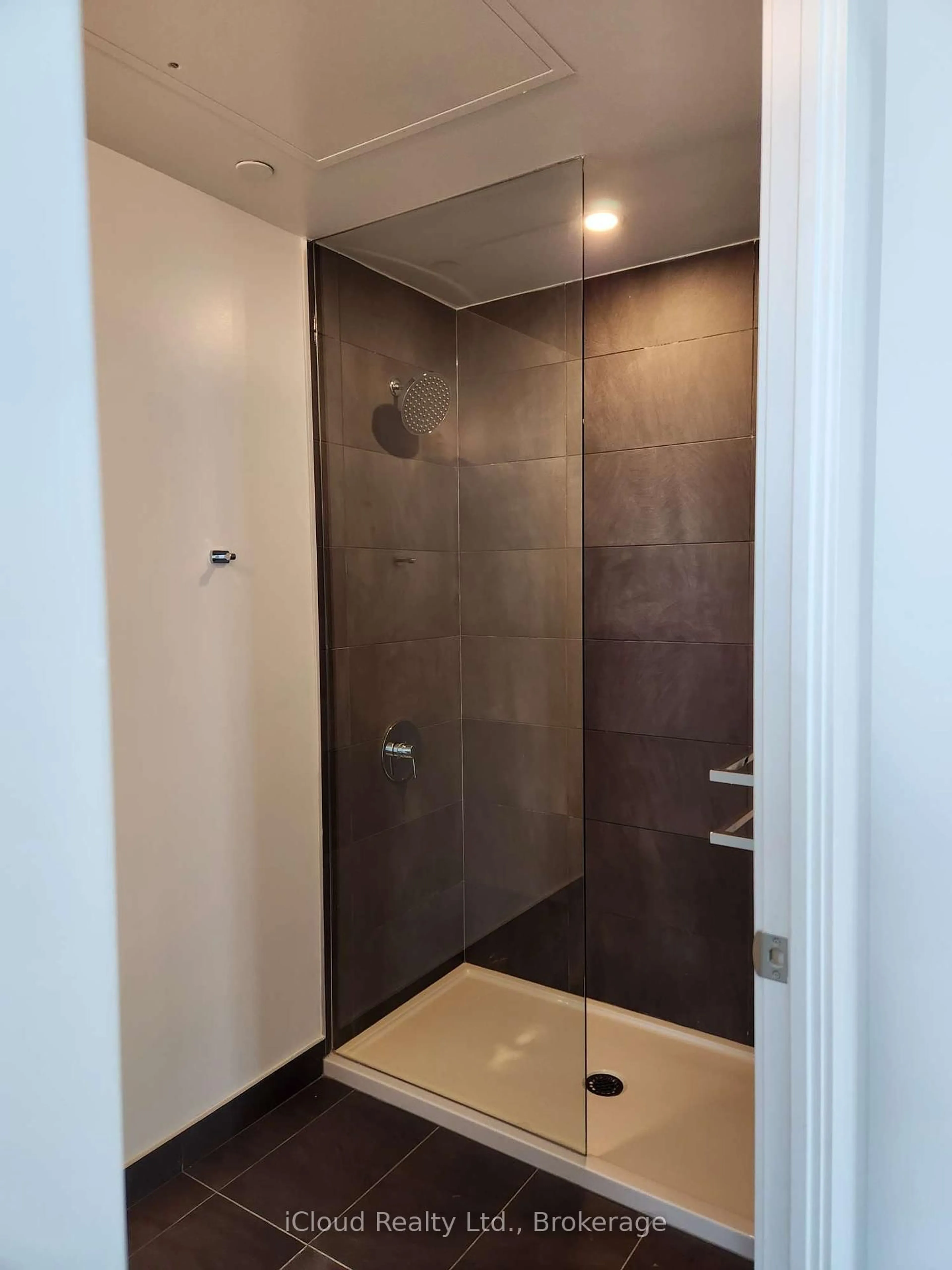 Contemporary bathroom, ceramic/tile floor for 1000 Portage Pkwy #310, Vaughan Ontario L4K 0L1