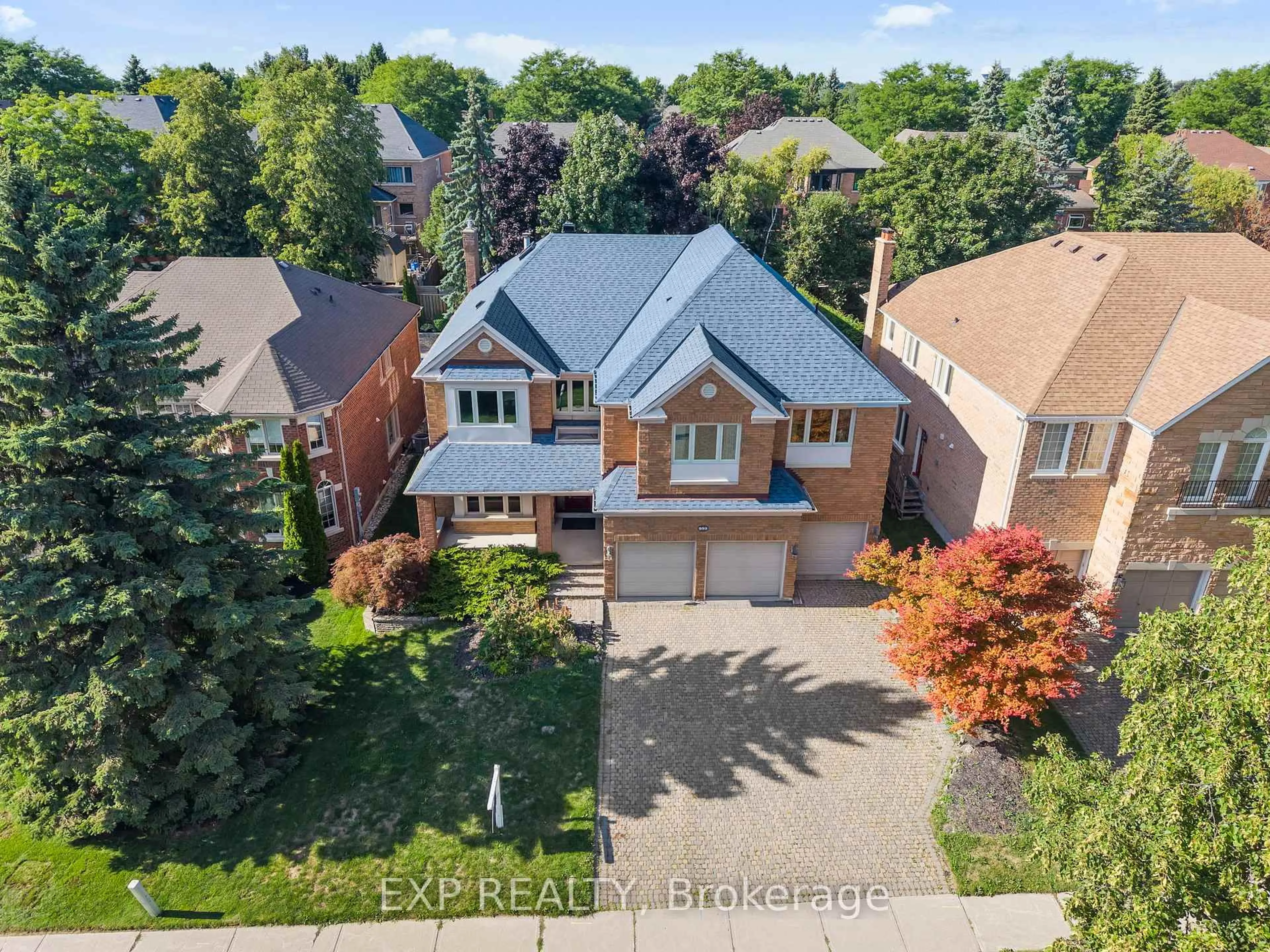 A pic from outside/outdoor area/front of a property/back of a property/a pic from drone, street for 959 Lockwood Circ, Newmarket Ontario L3X 1M1