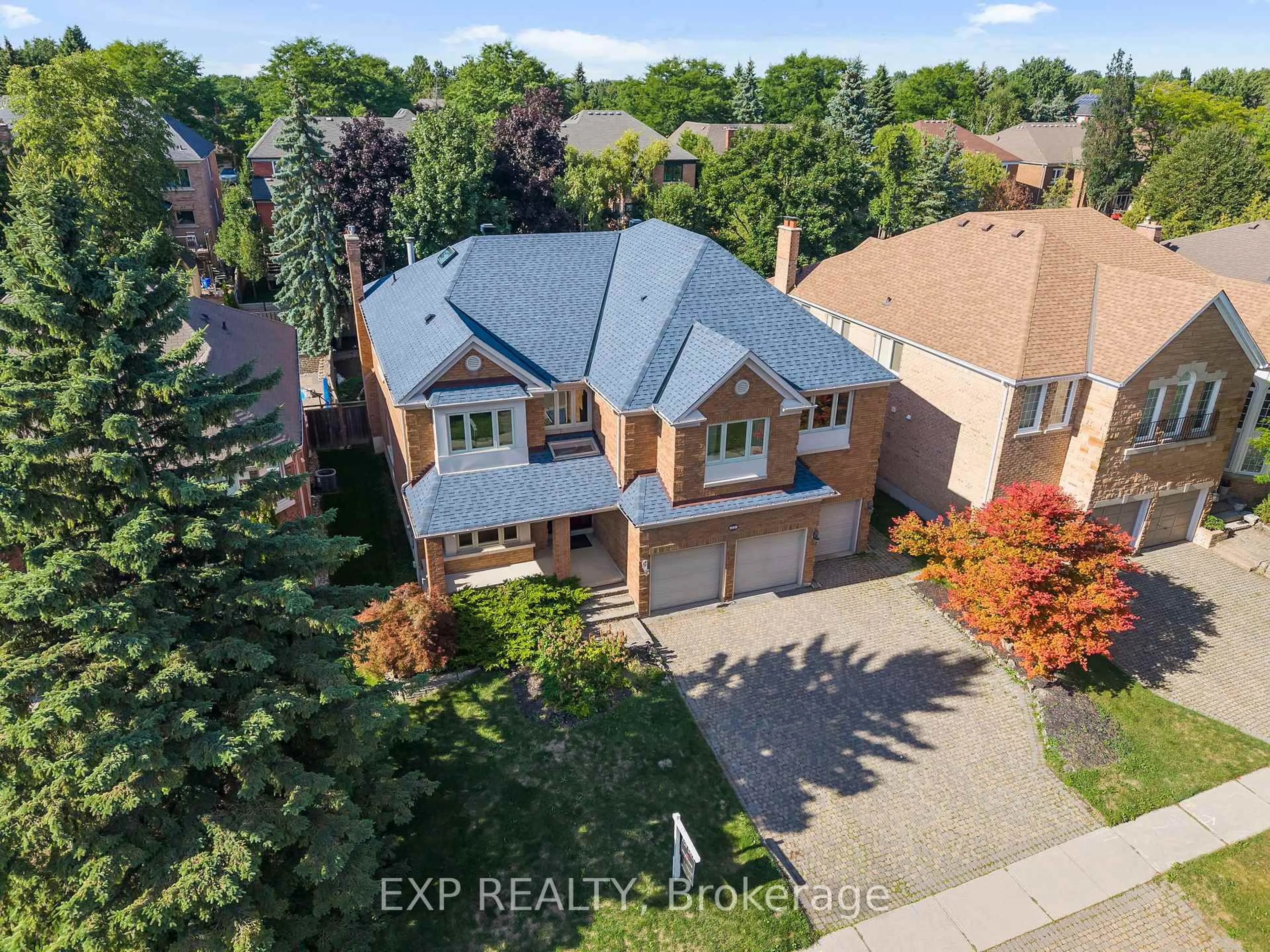 A pic from outside/outdoor area/front of a property/back of a property/a pic from drone, street for 959 Lockwood Circ, Newmarket Ontario L3X 1M1
