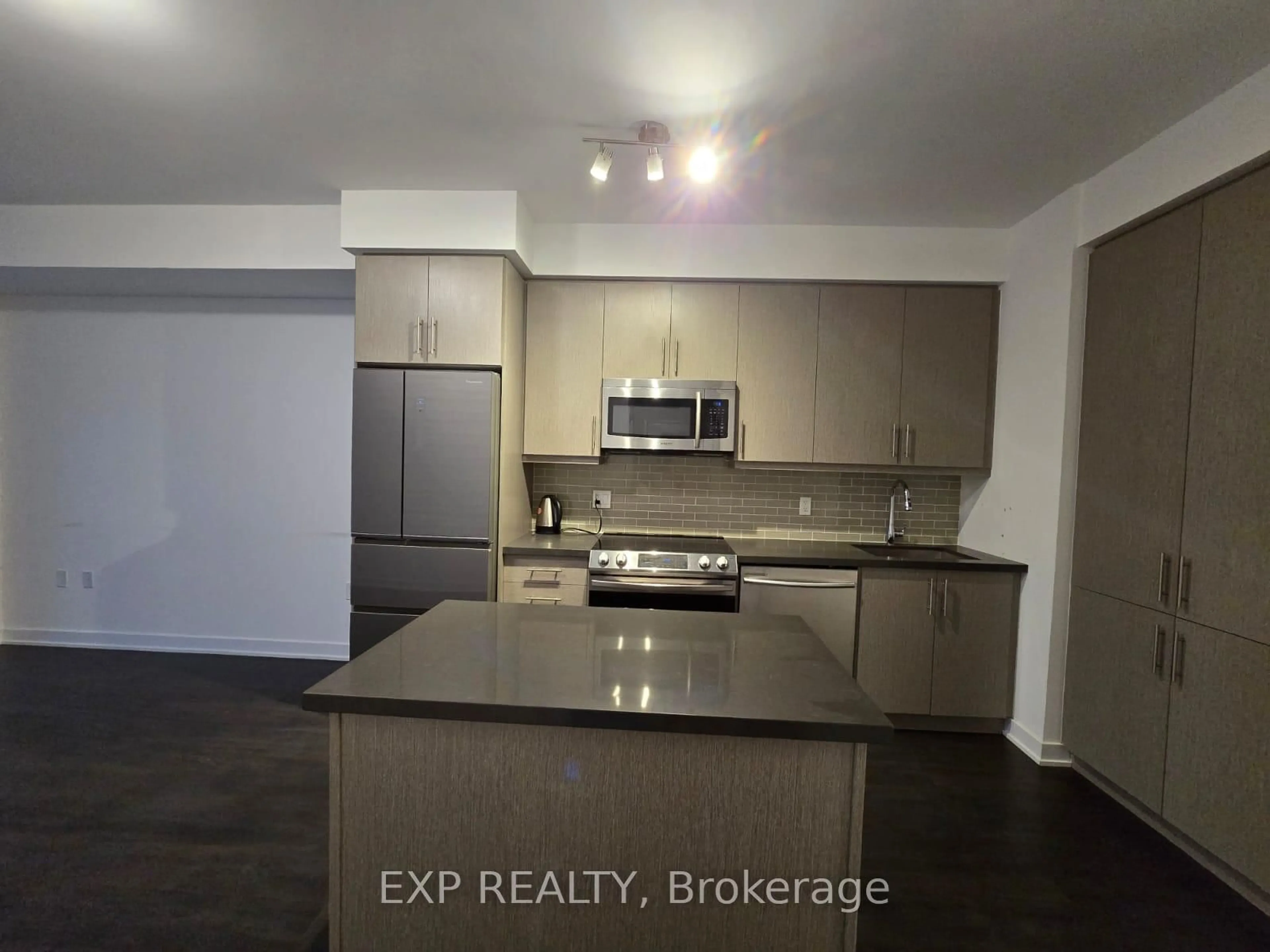 Standard kitchen, unknown for 75 oneida Cres #1005, Richmond Hill Ontario L4B 0H3
