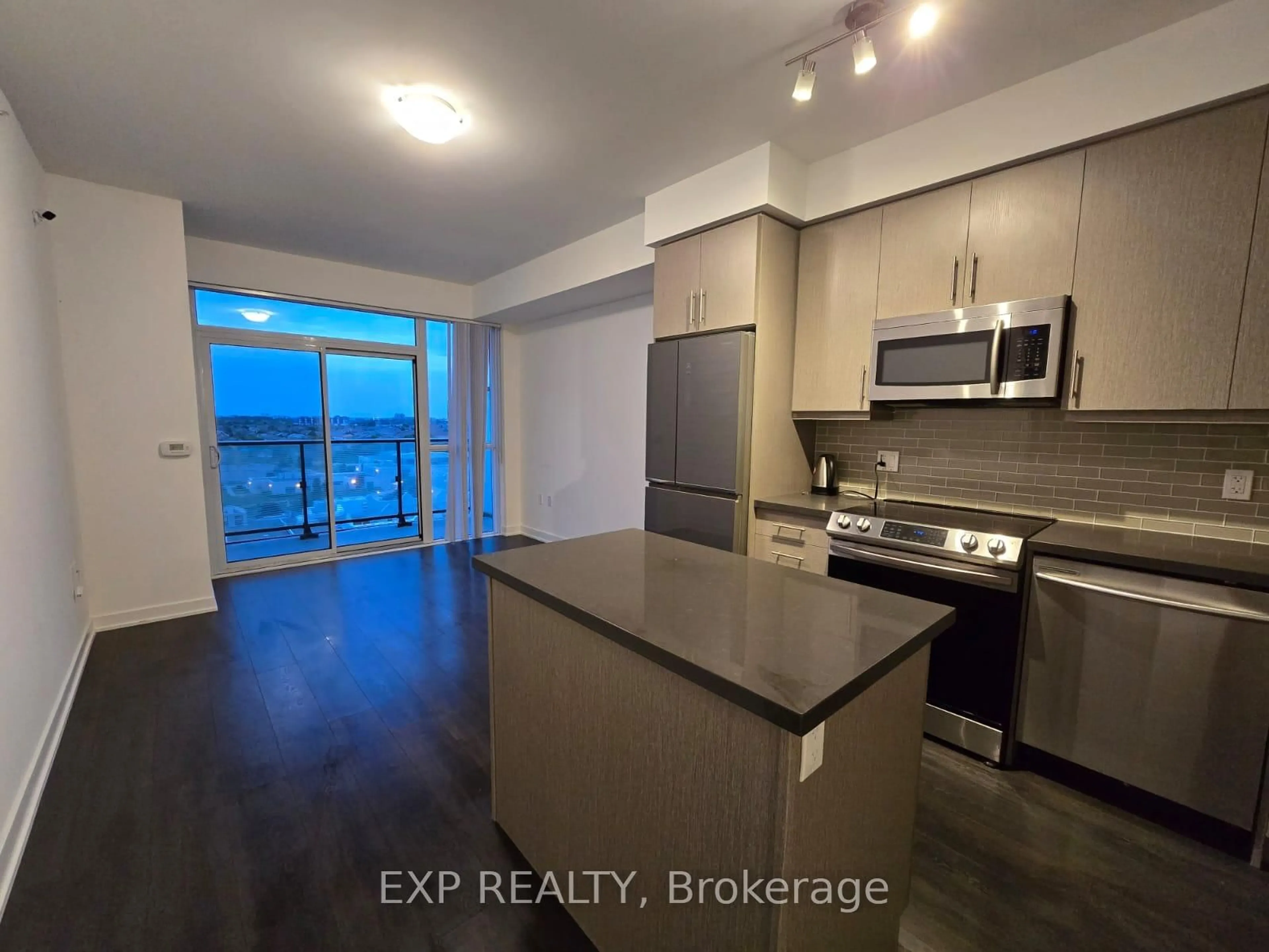 Open concept kitchen, unknown for 75 oneida Cres #1005, Richmond Hill Ontario L4B 0H3