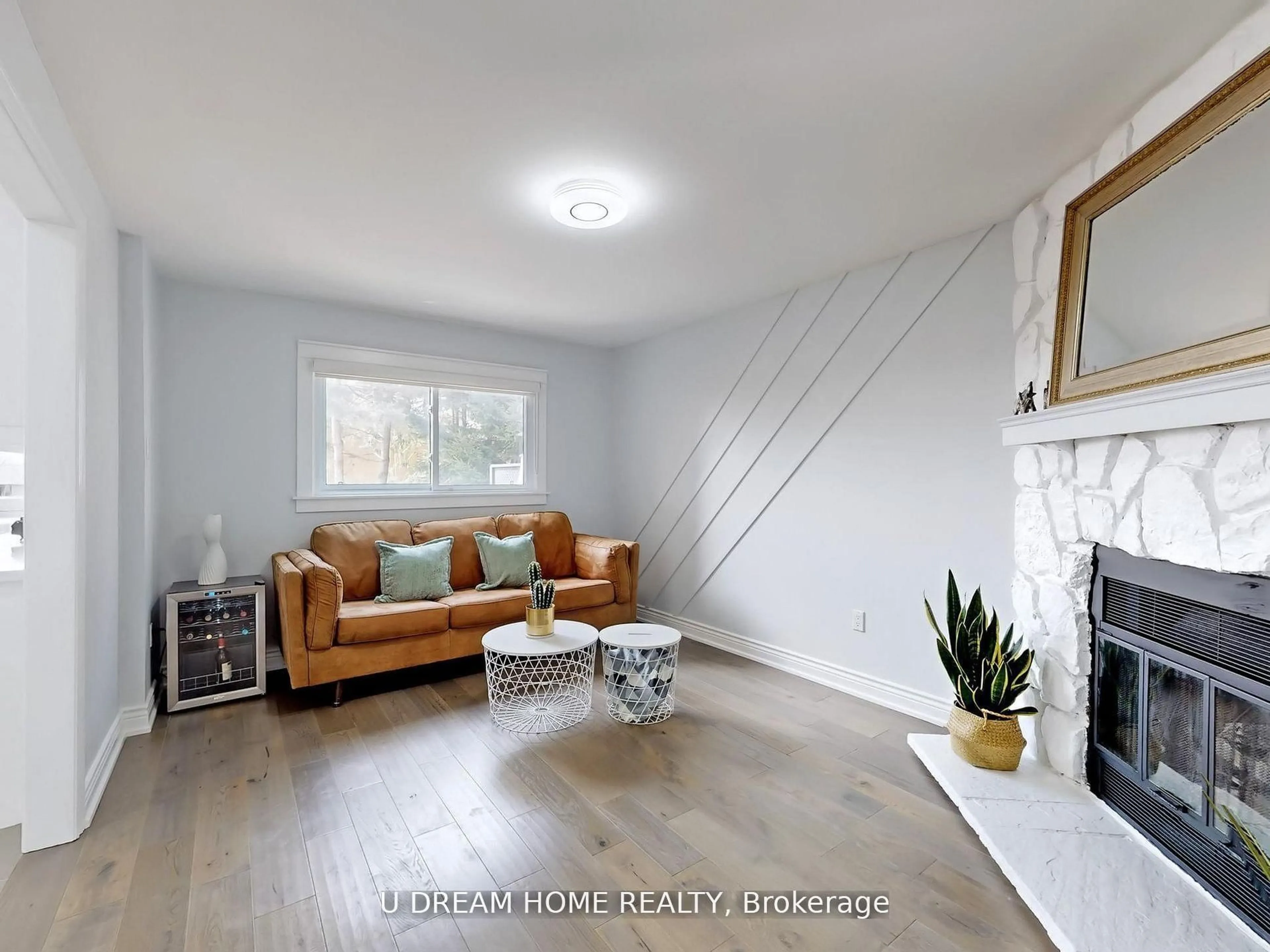 Living room with furniture, unknown for 84 Autumn Way, Aurora Ontario L4G 4P4