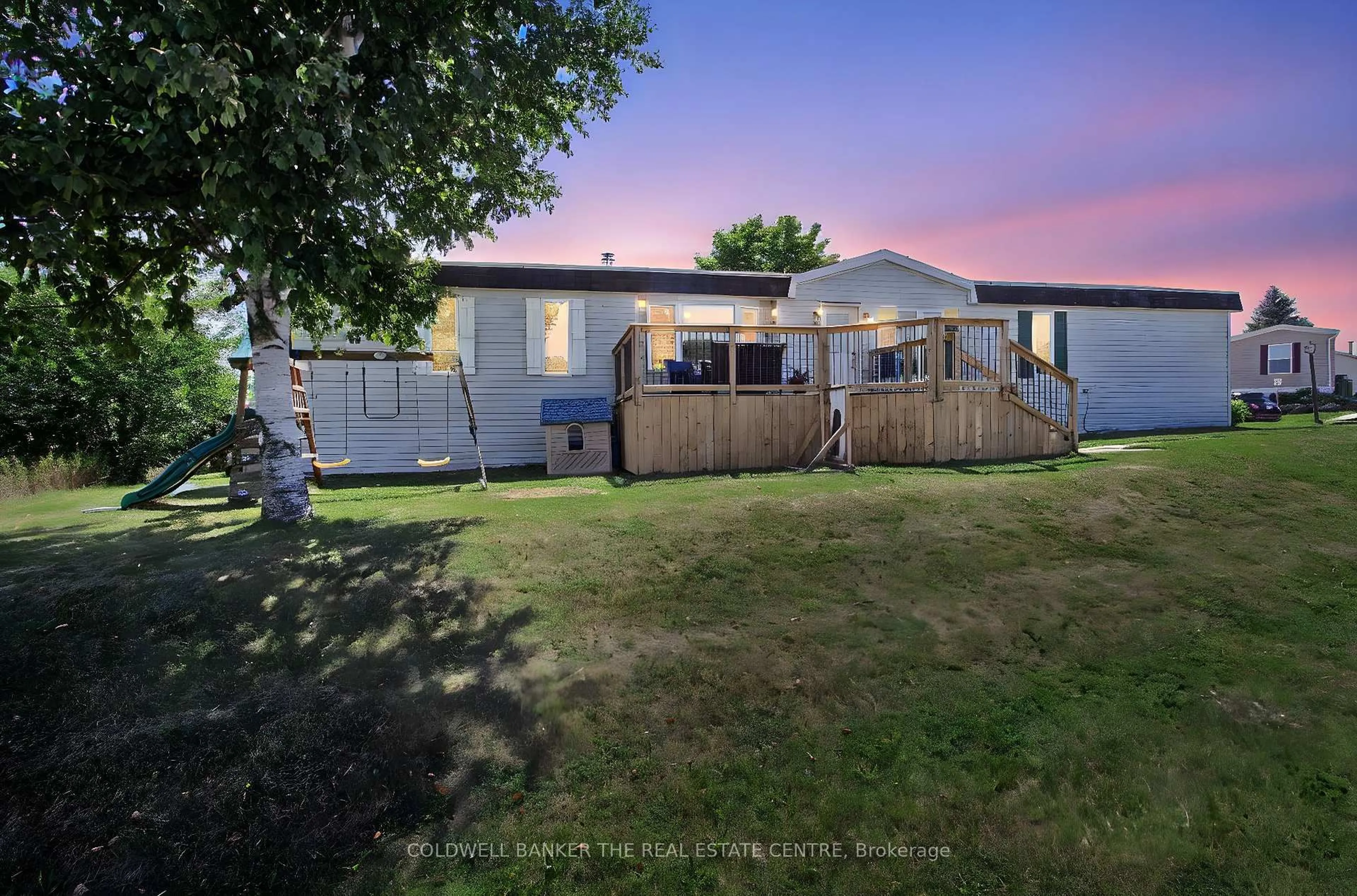 A pic from outside/outdoor area/front of a property/back of a property/a pic from drone, unknown for 35 Sunrise Circ, Bradford West Gwillimbury Ontario L3Z 3W9