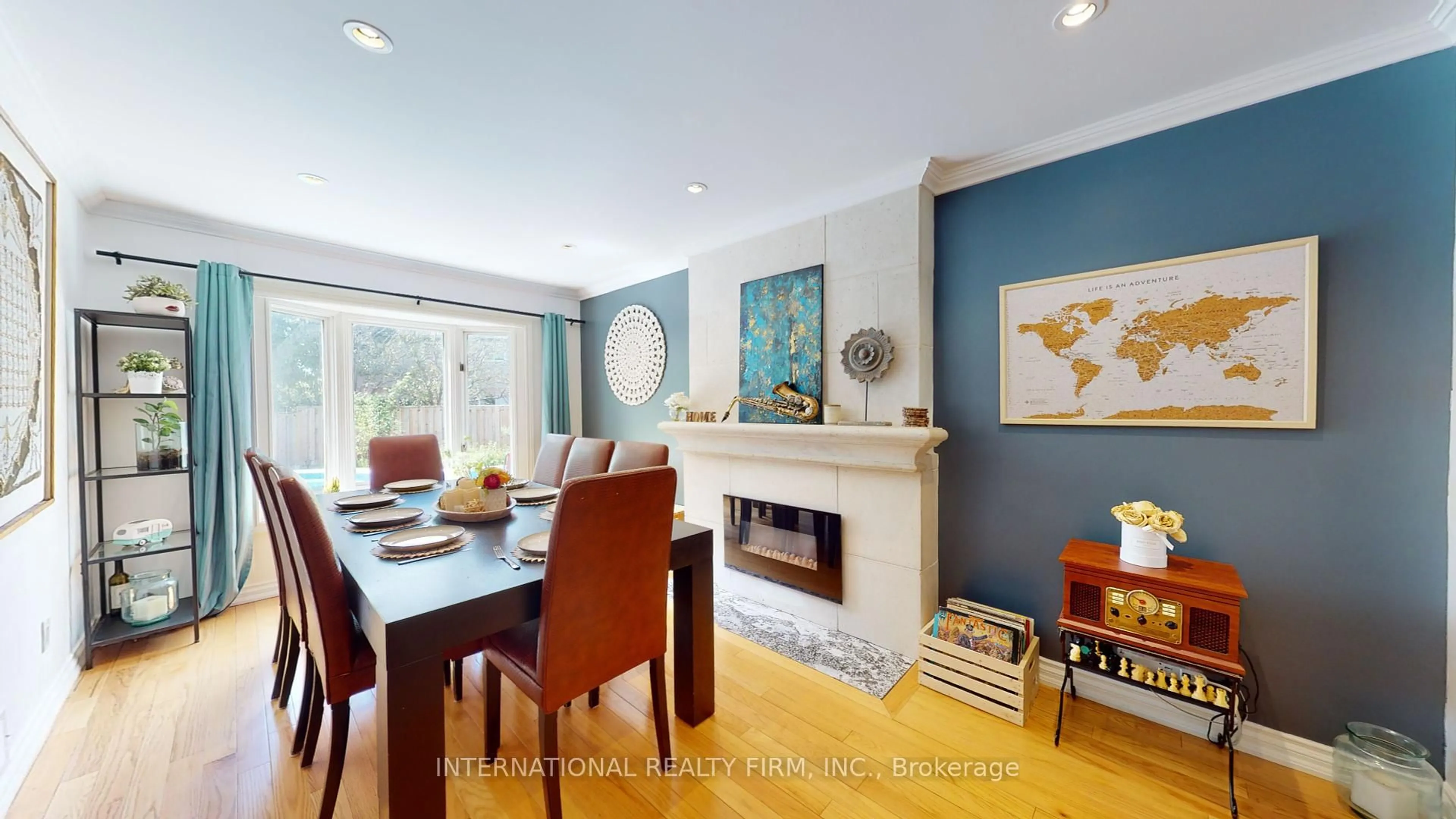 Dining room, wood/laminate floor for 19 Lillooet Cres, Richmond Hill Ontario L4C 5A6