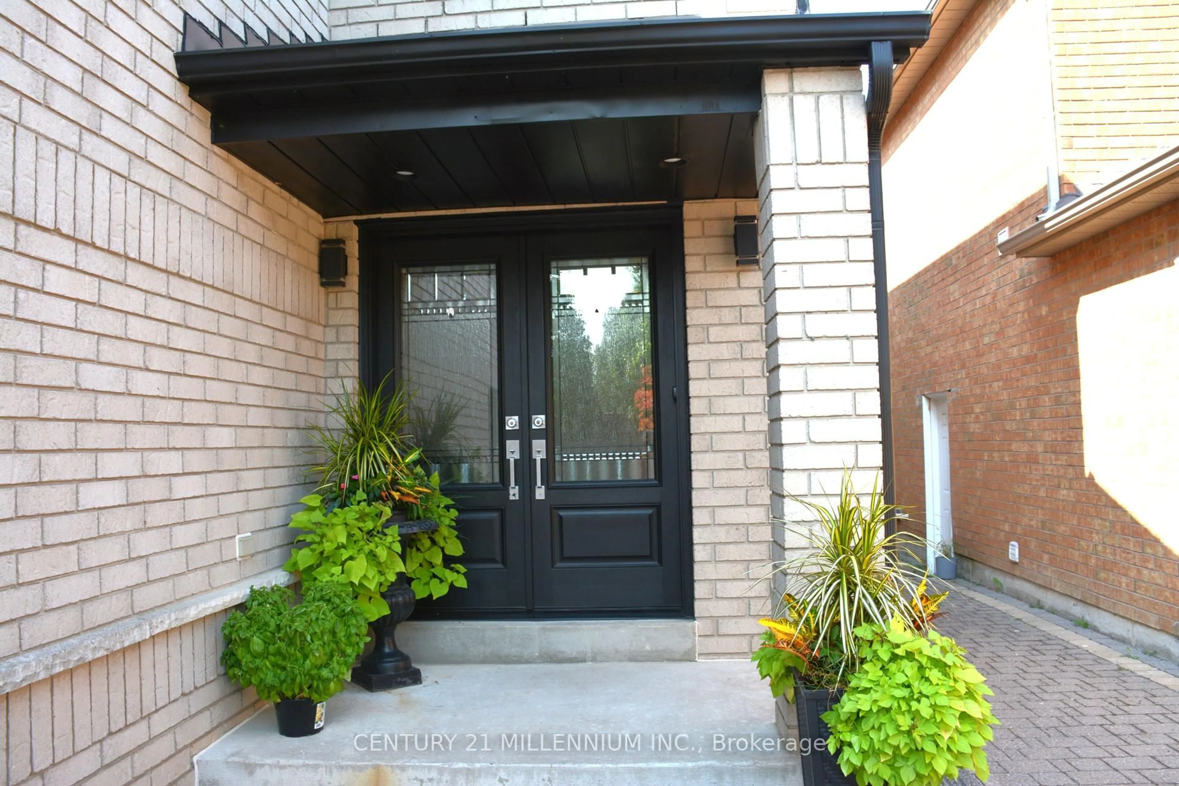 Indoor entryway for 286 Royalpark Way, Vaughan Ontario L4H 1J8
