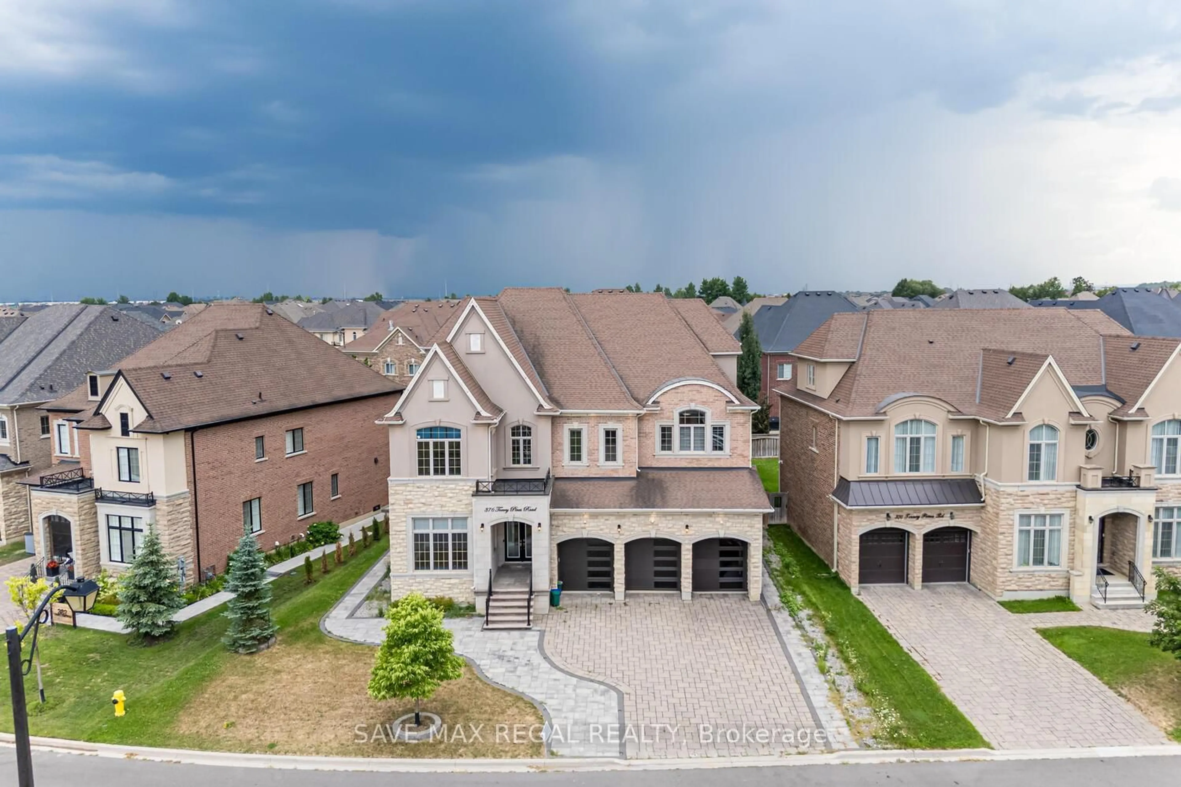 A pic from outside/outdoor area/front of a property/back of a property/a pic from drone, street for 376 Torrey Pines Rd, Vaughan Ontario L4H 3X5
