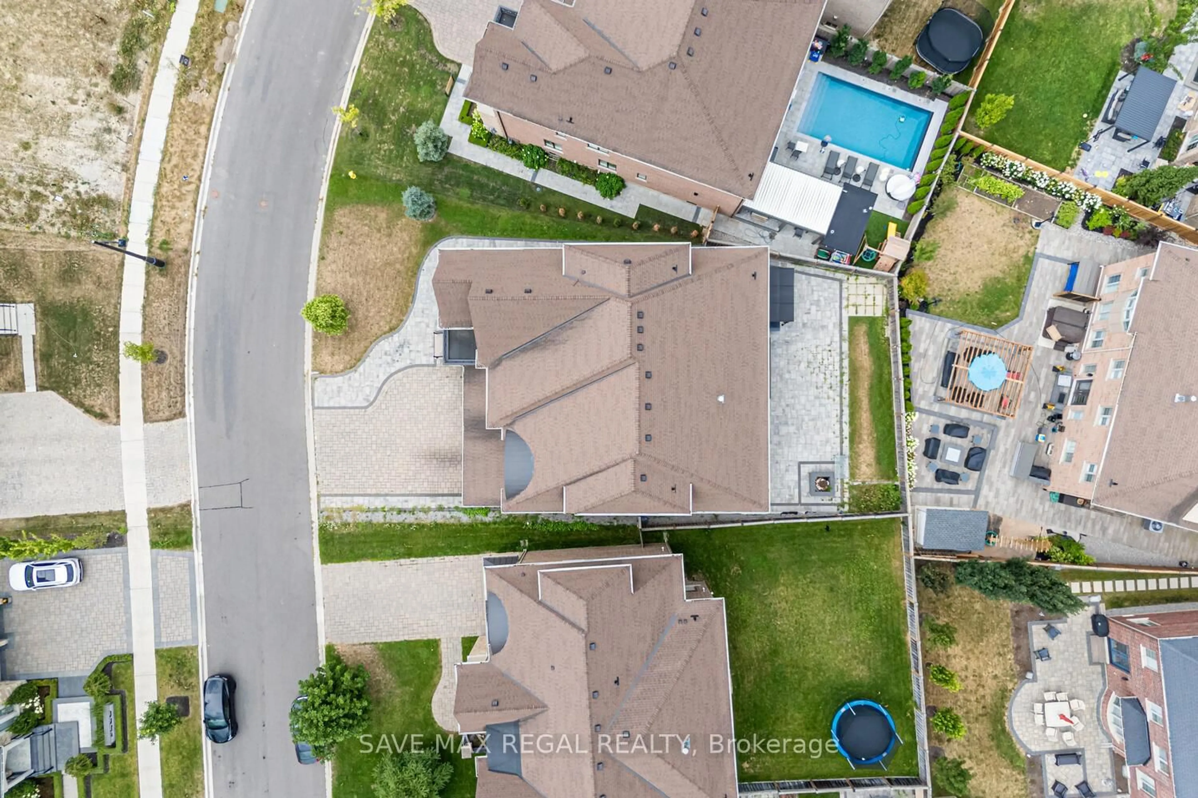 A pic from outside/outdoor area/front of a property/back of a property/a pic from drone, street for 376 Torrey Pines Rd, Vaughan Ontario L4H 3X5