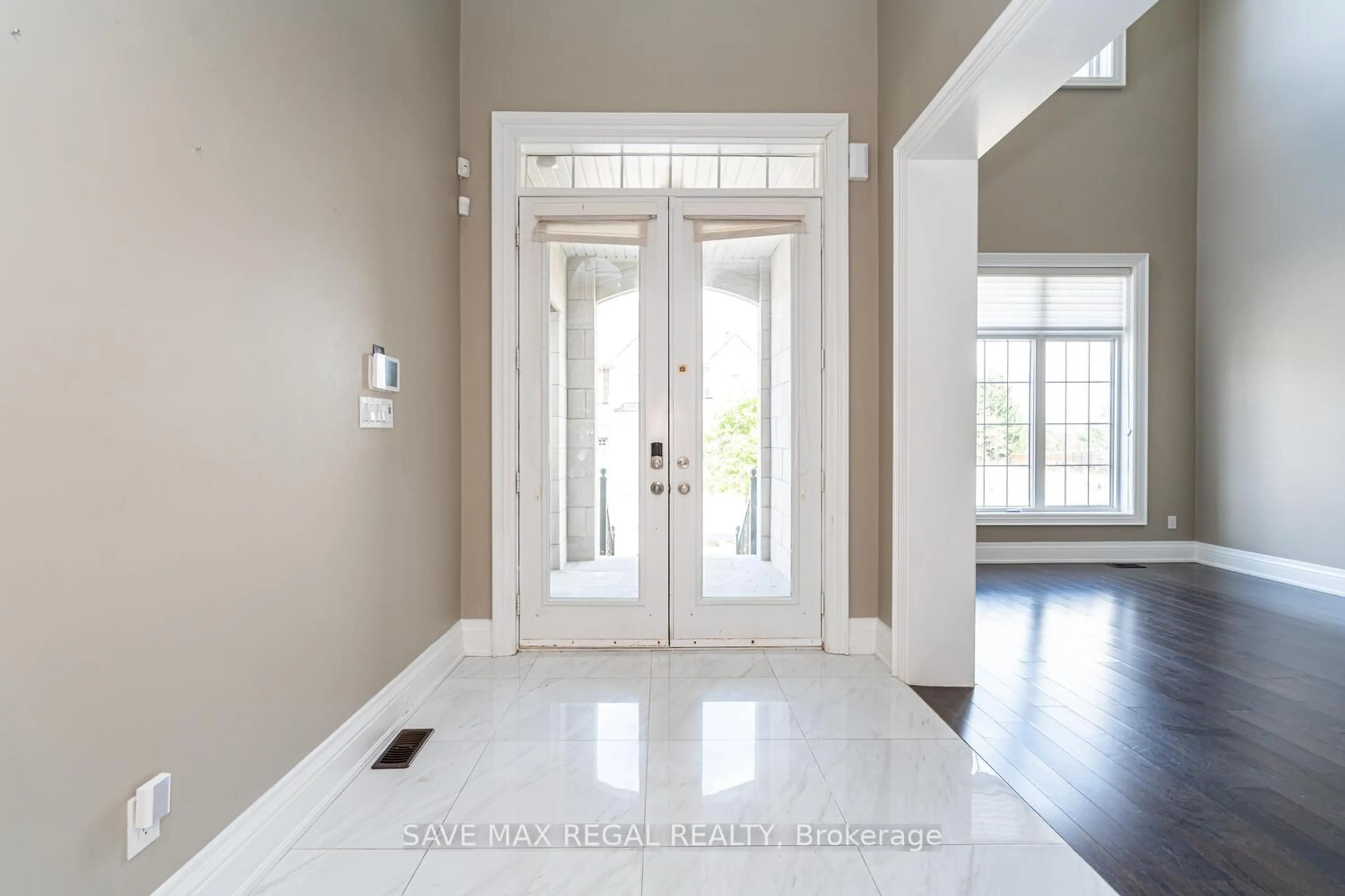 Indoor entryway for 376 Torrey Pines Rd, Vaughan Ontario L4H 3X5