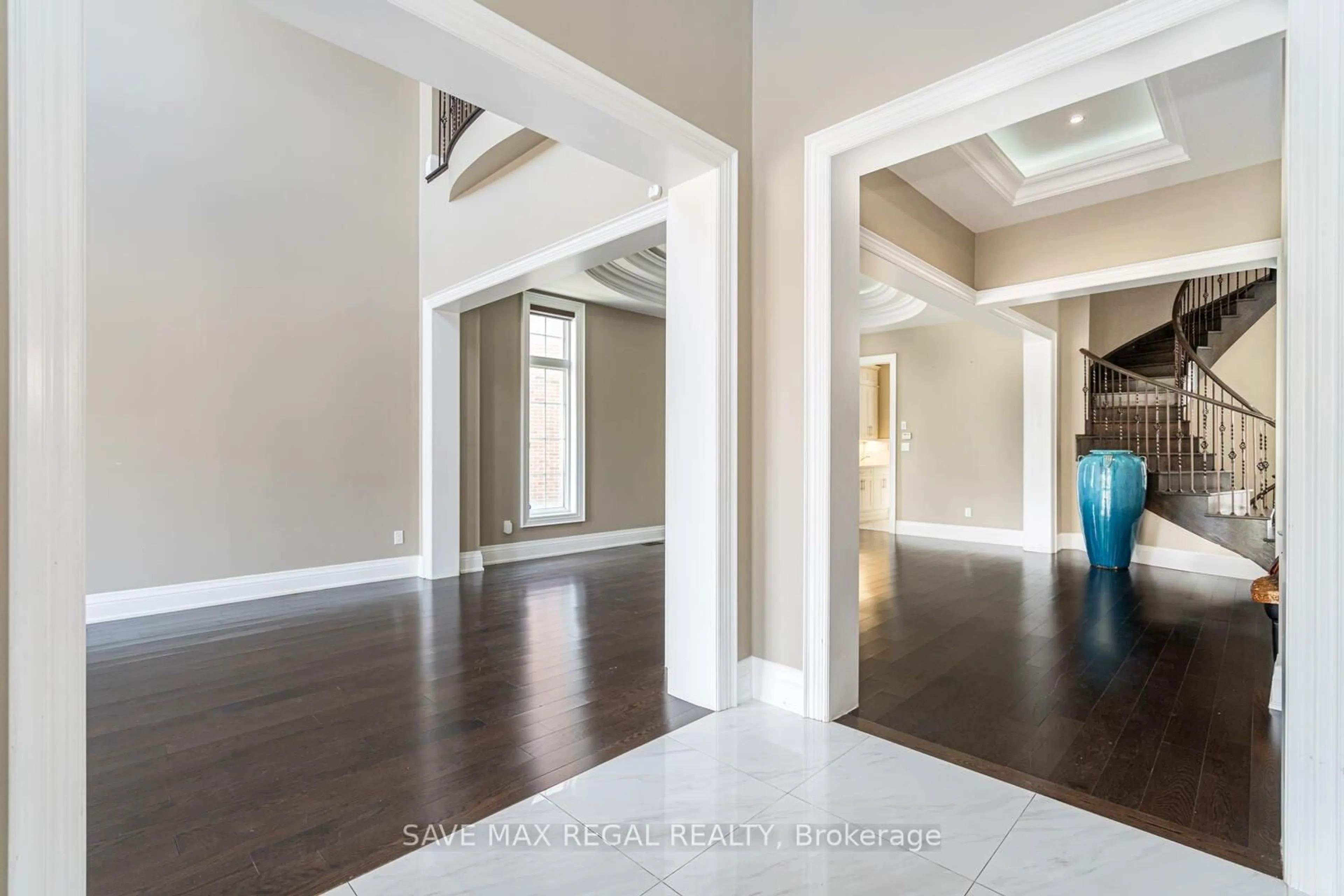 Indoor entryway for 376 Torrey Pines Rd, Vaughan Ontario L4H 3X5