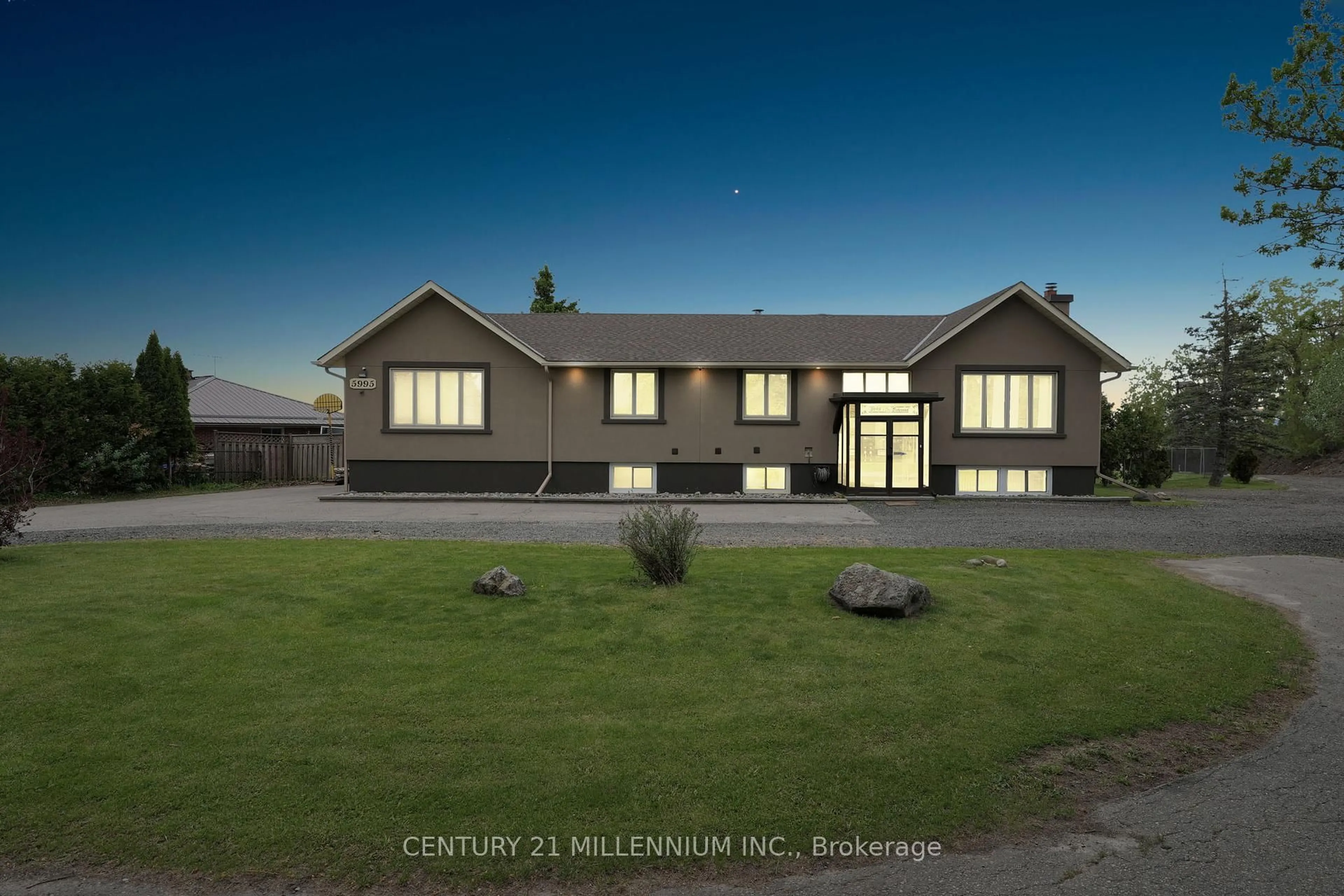 Home with vinyl exterior material, building for 5995 17th Sdrd, King Ontario L0G 1T0