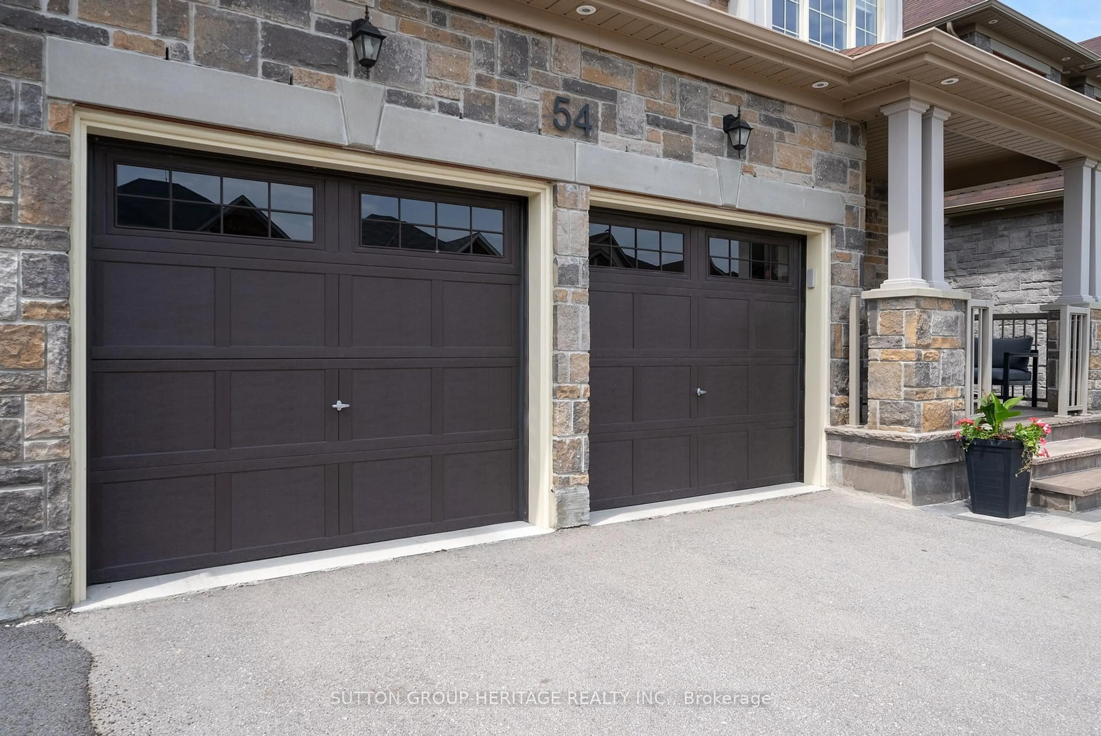 Indoor garage for 54 Robb Thompson Rd, East Gwillimbury Ontario L0G 1M0