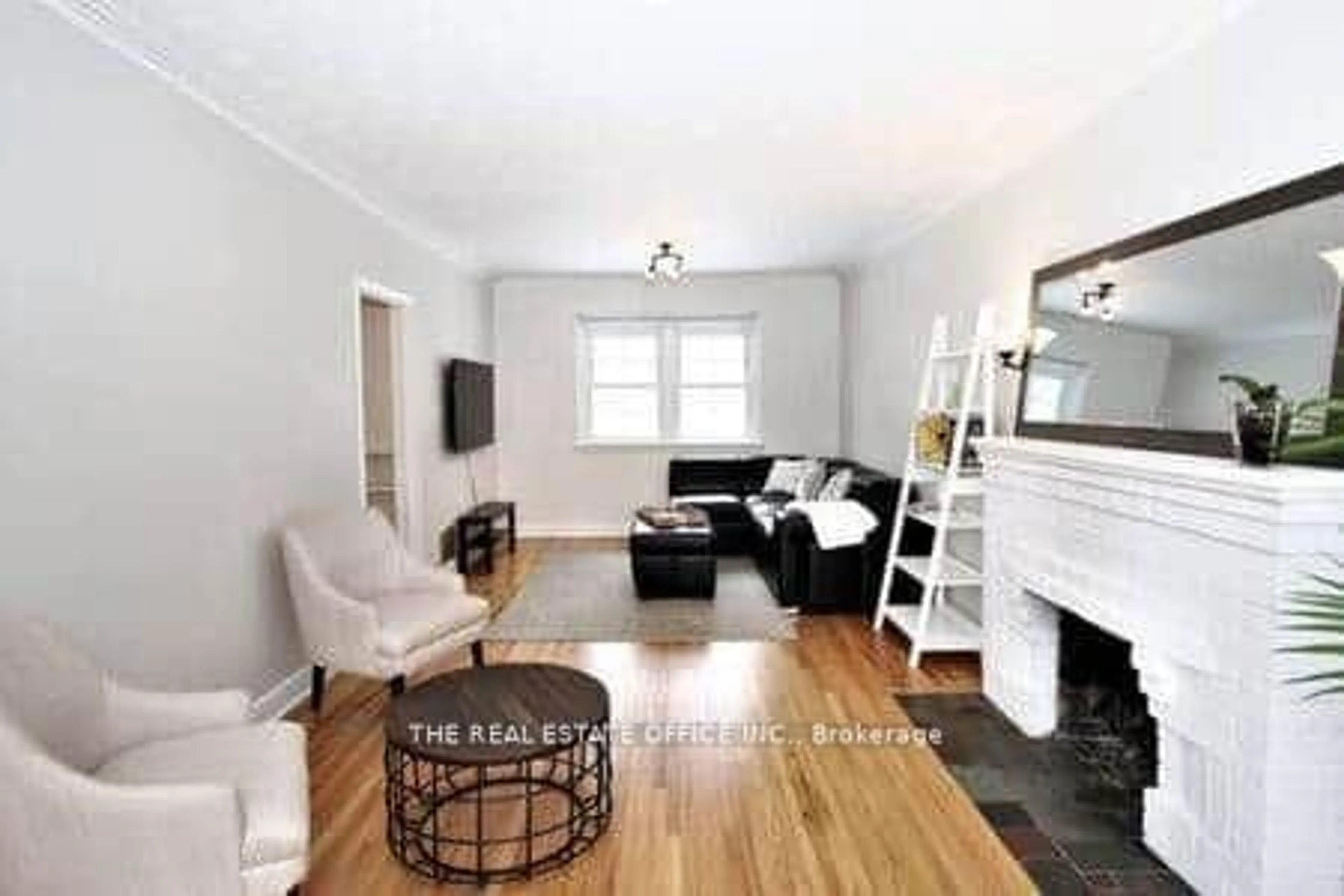 Living room with furniture, wood/laminate floor for 187 Mill St, Richmond Hill Ontario L4C 4B1