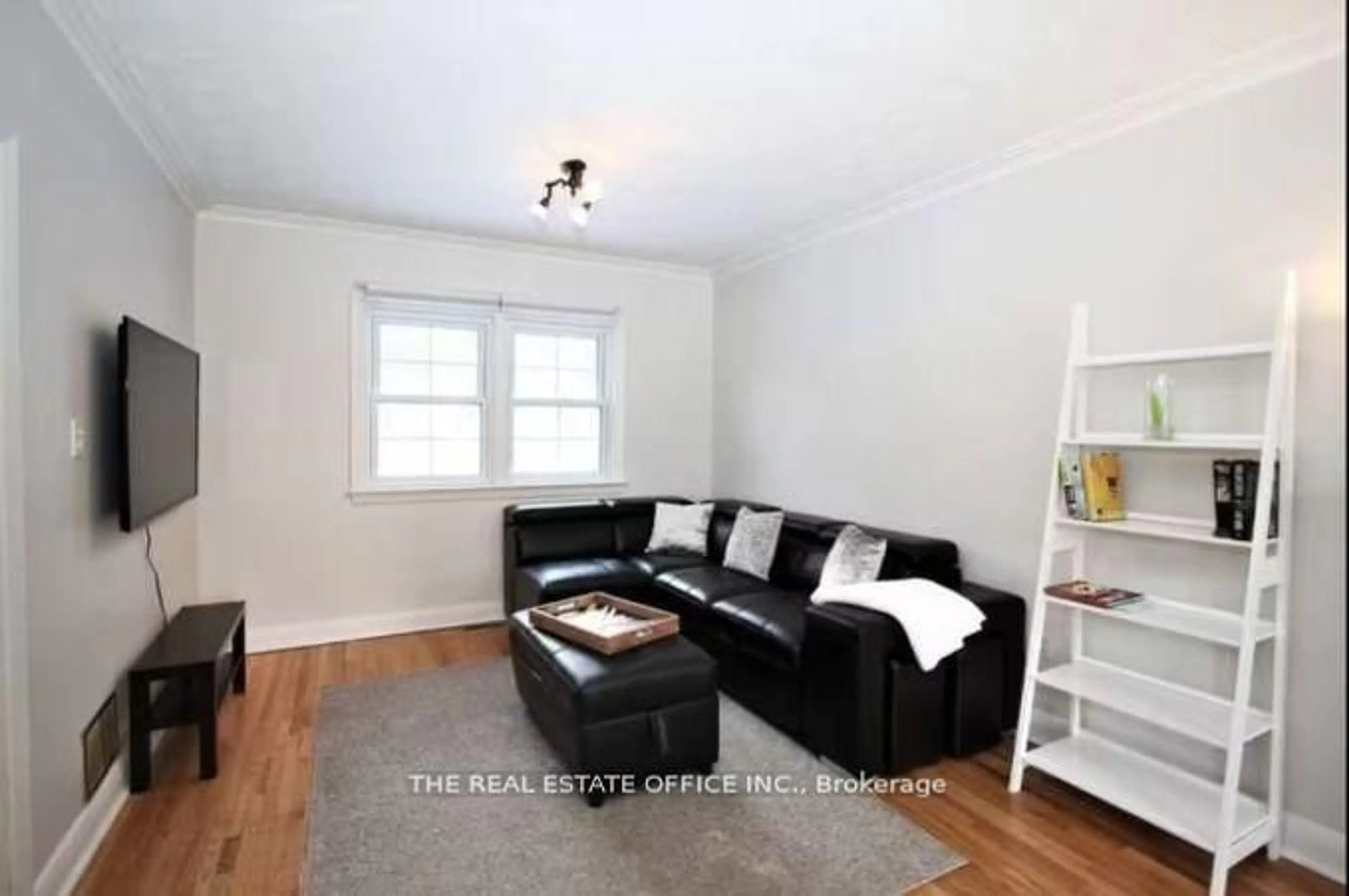 Living room with furniture, wood/laminate floor for 187 Mill St, Richmond Hill Ontario L4C 4B1