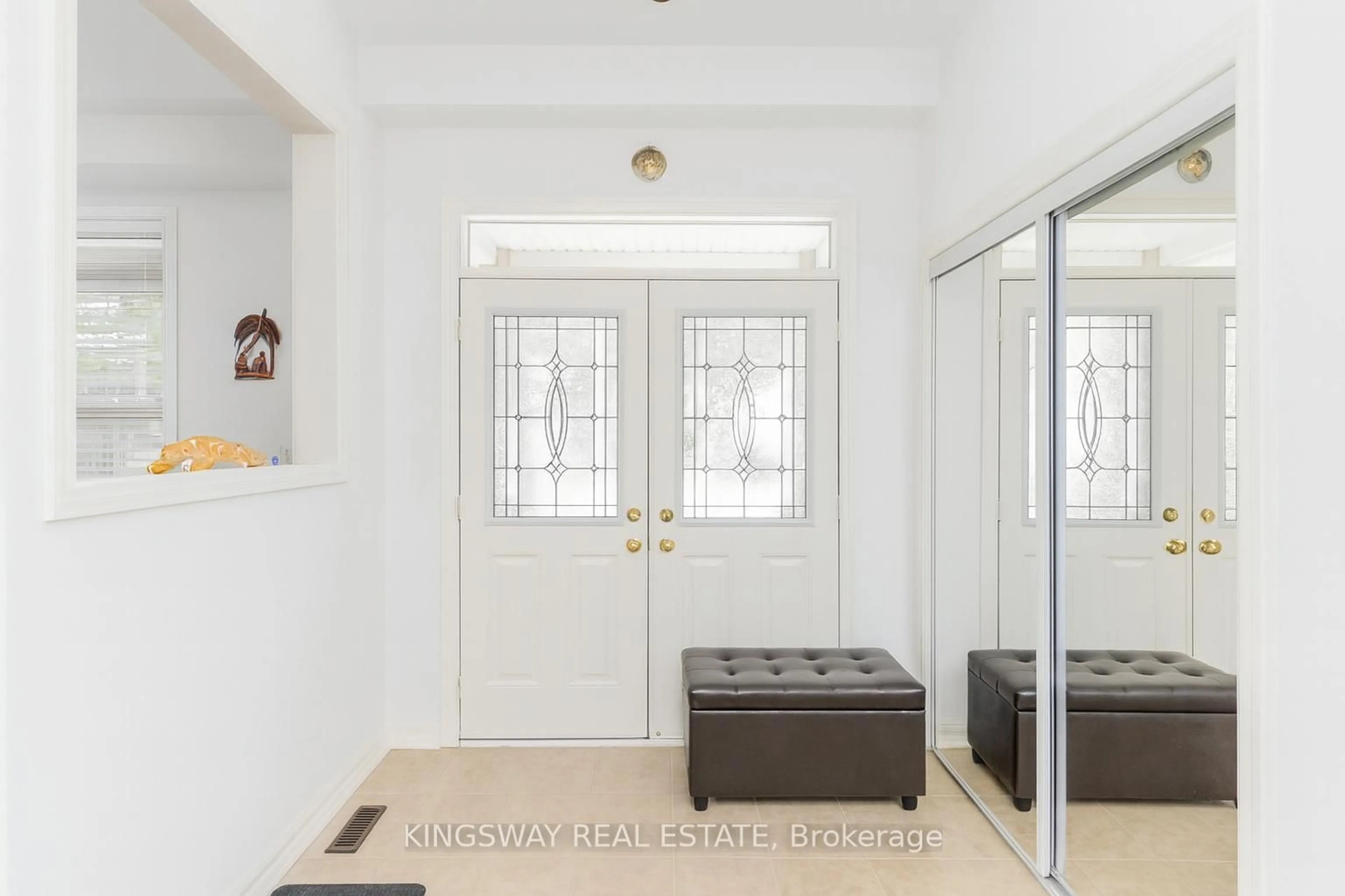 Indoor entryway for 197 Ken Laushway Ave, Whitchurch-Stouffville Ontario L4A 0S6