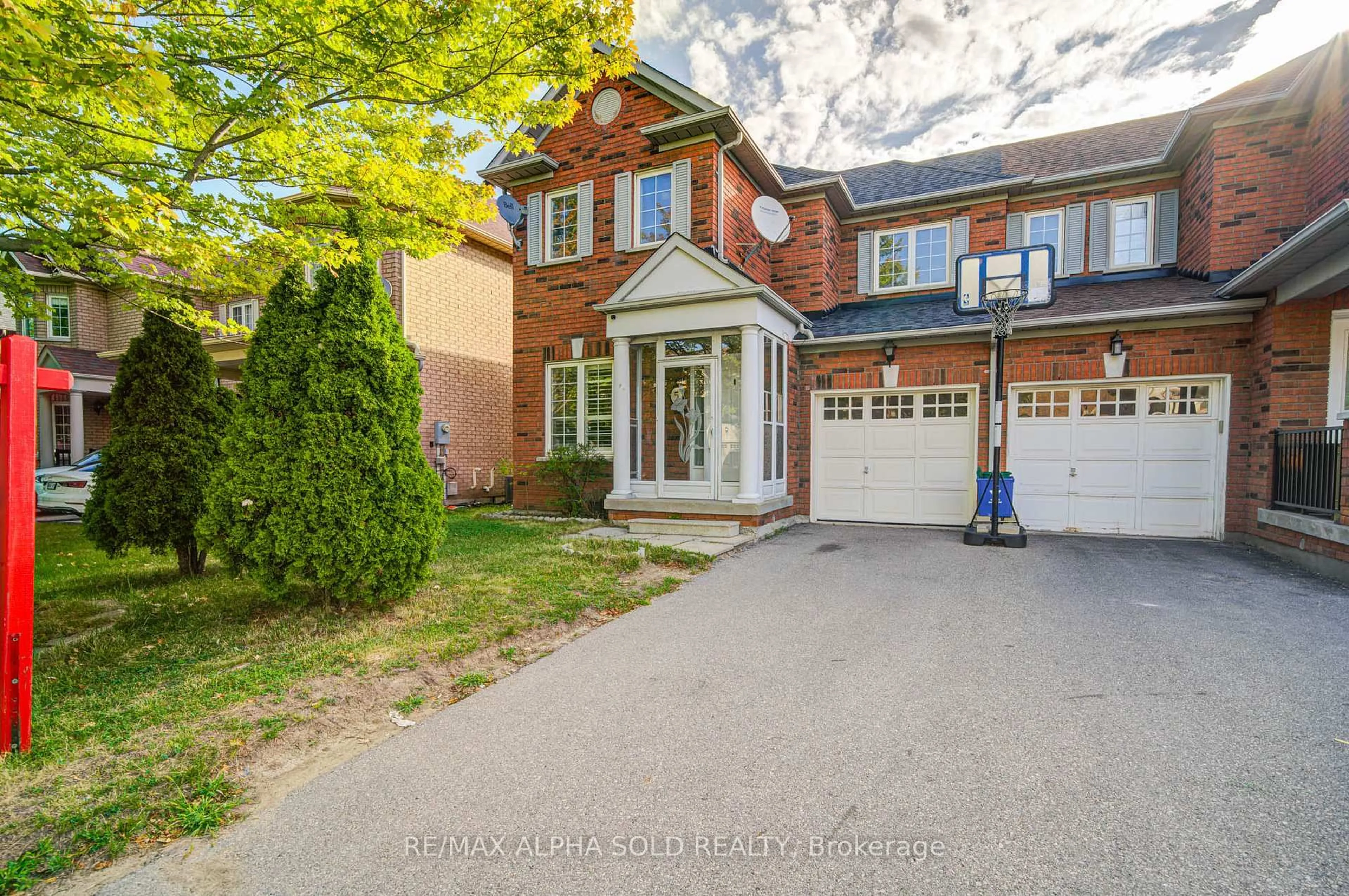 A pic from outside/outdoor area/front of a property/back of a property/a pic from drone, street for 5 Berringer St, Richmond Hill Ontario L4B 4G4