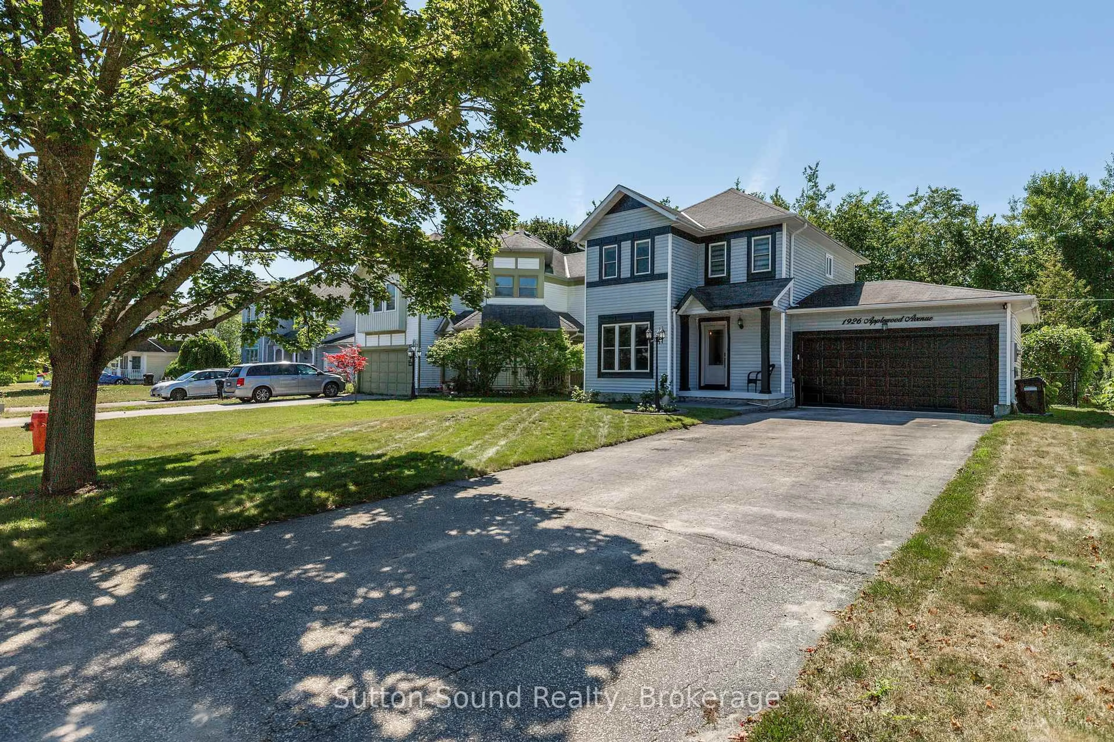 A pic from outside/outdoor area/front of a property/back of a property/a pic from drone, street for 1926 Applewood Ave, Innisfil Ontario L9S 1W3