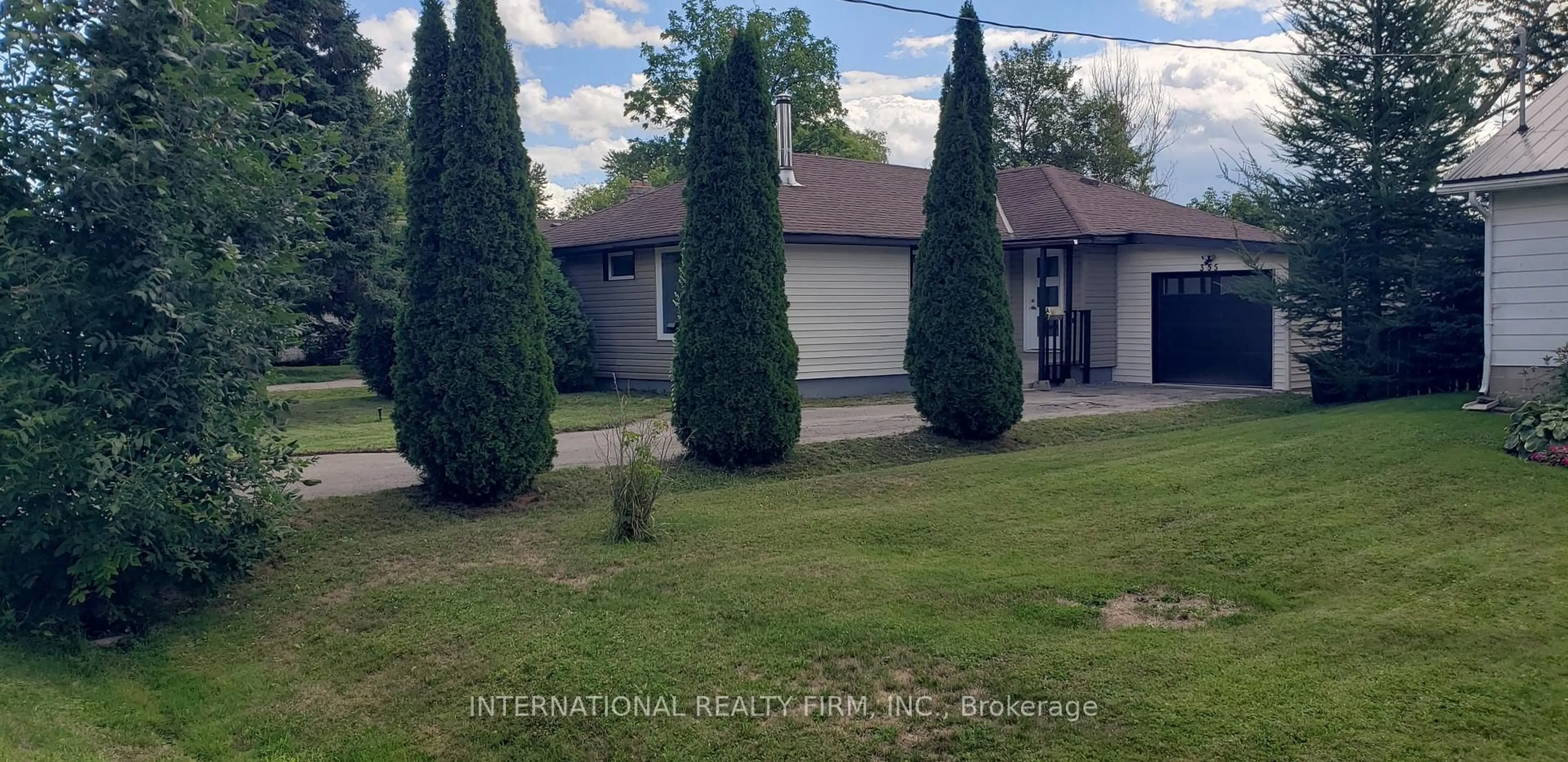A pic from outside/outdoor area/front of a property/back of a property/a pic from drone, unknown for 355 Hollywood Dr, Georgina Ontario L4P 3A2