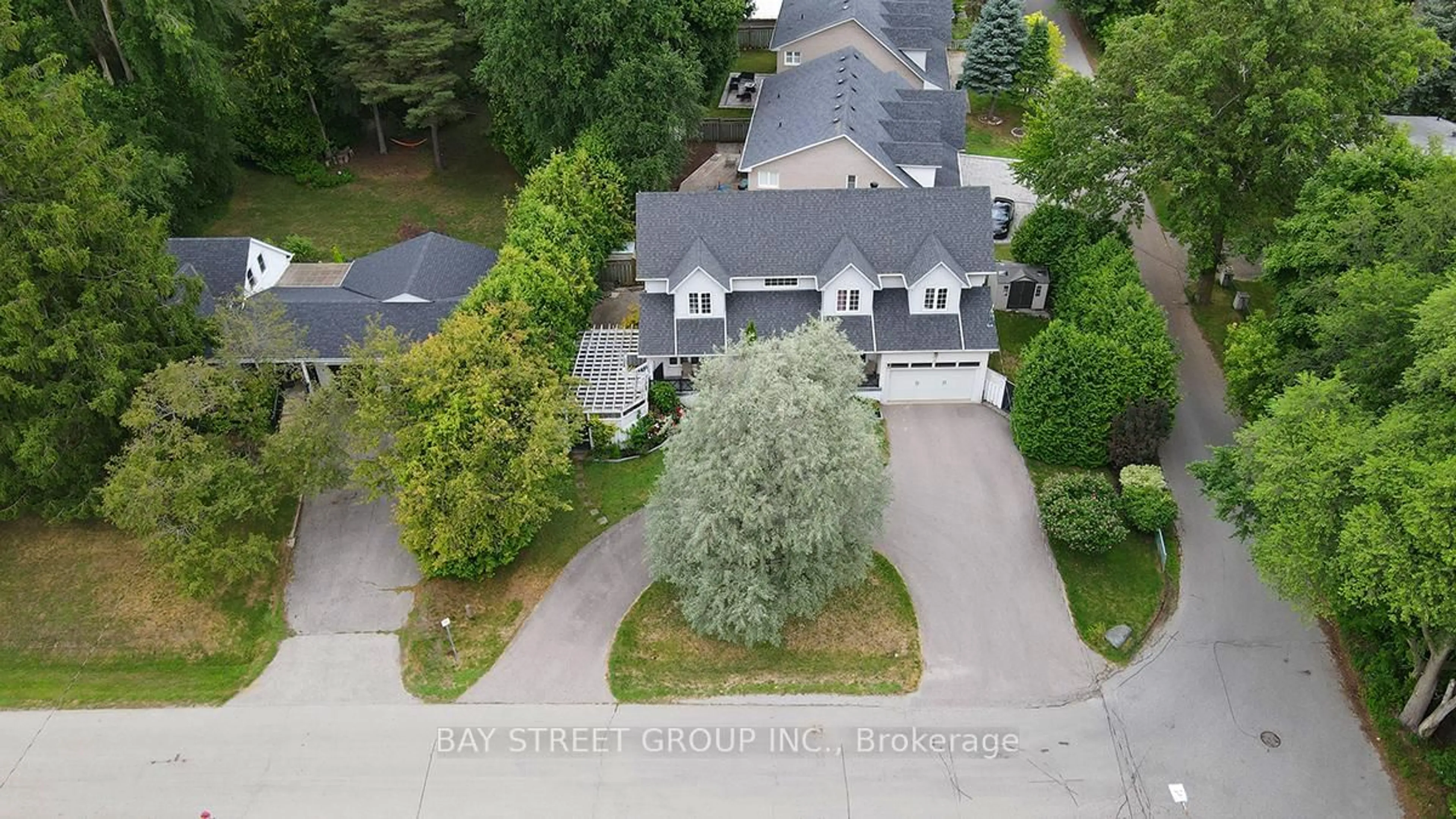 A pic from outside/outdoor area/front of a property/back of a property/a pic from drone, street for 2 Riverview Rd, Markham Ontario L3P 1E5