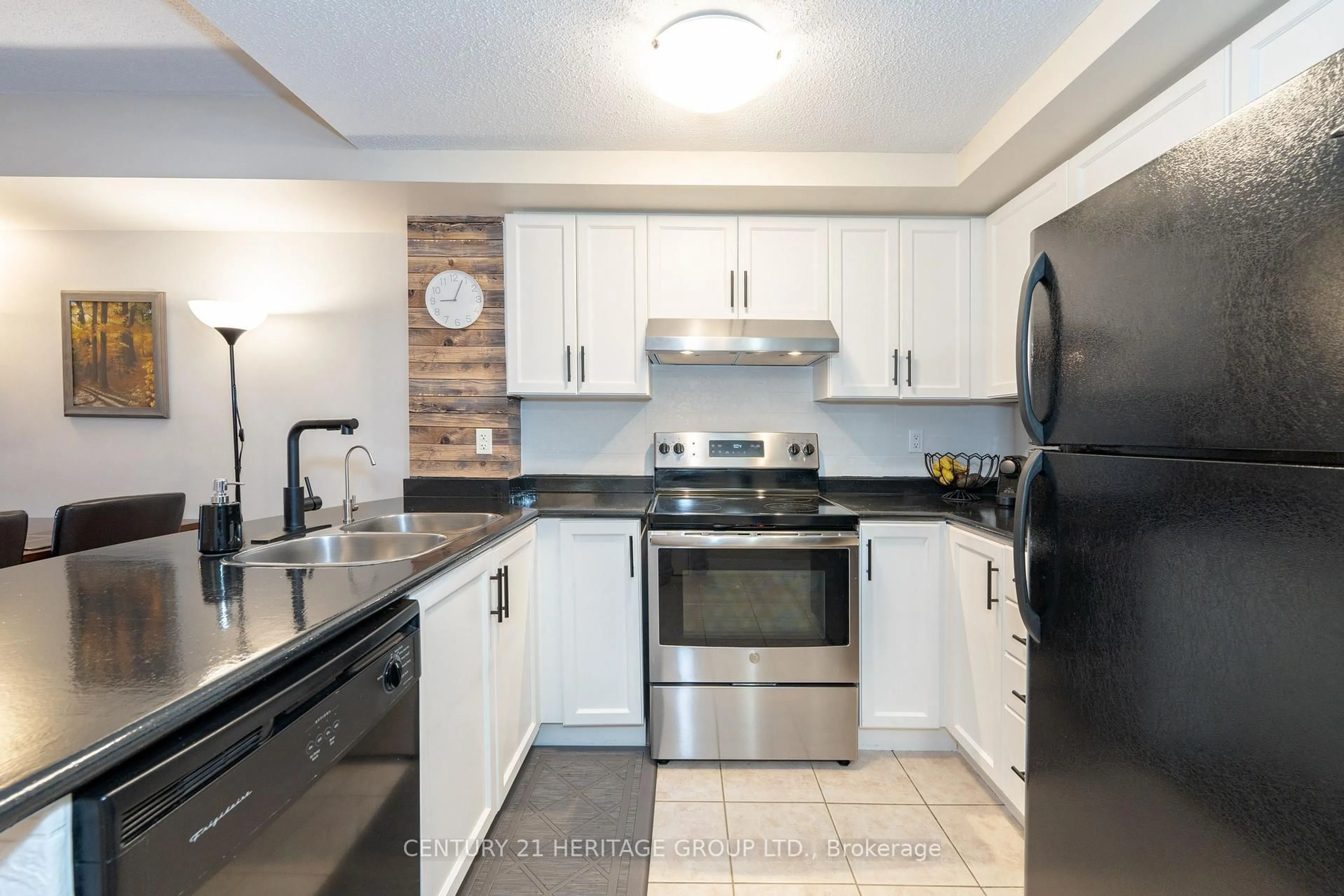 Standard kitchen, unknown for 35 Hunt Ave #401, Richmond Hill Ontario L4C 4H1