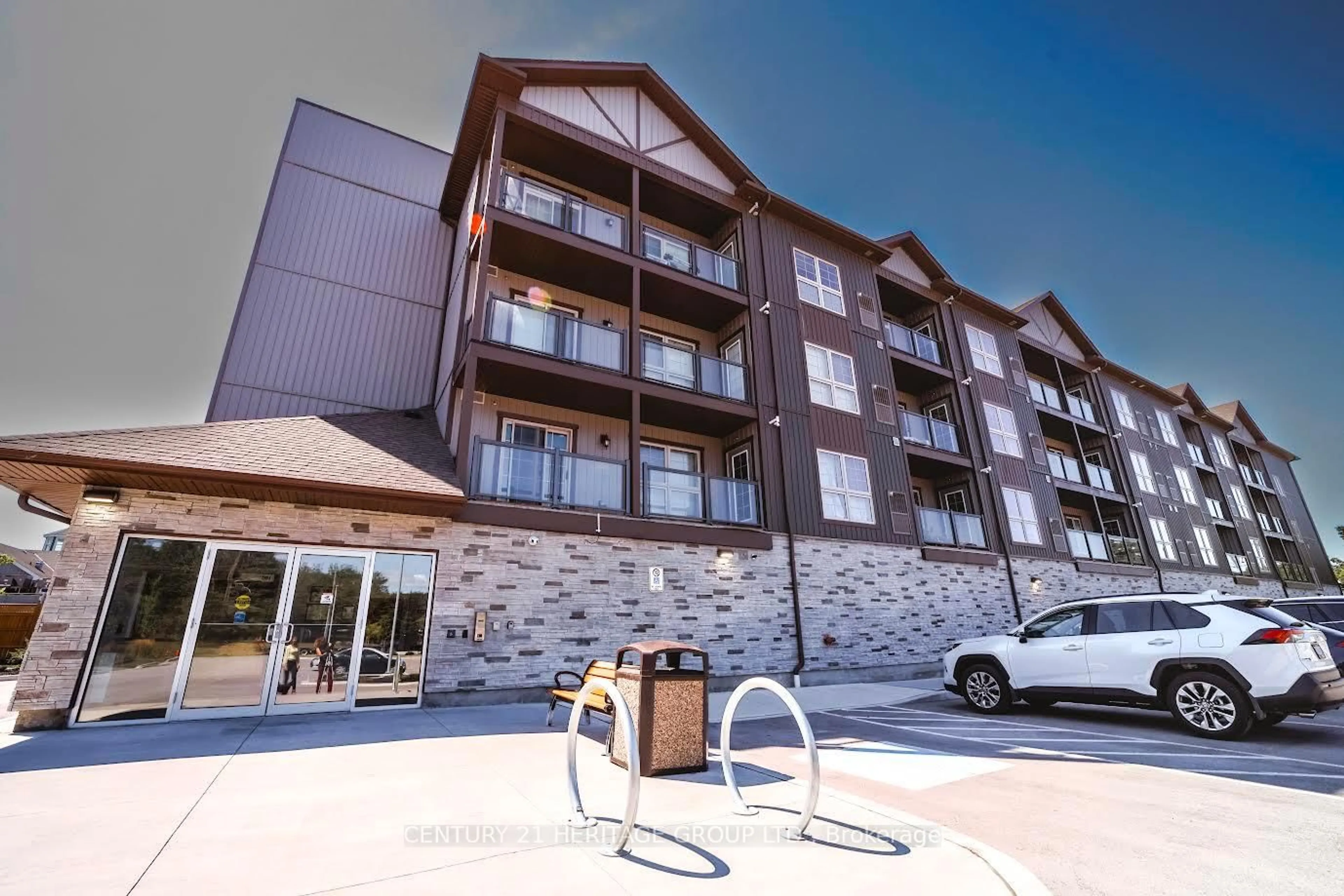 Patio, building for 110 Grew Blvd #302, Georgina Ontario L0E 1L0