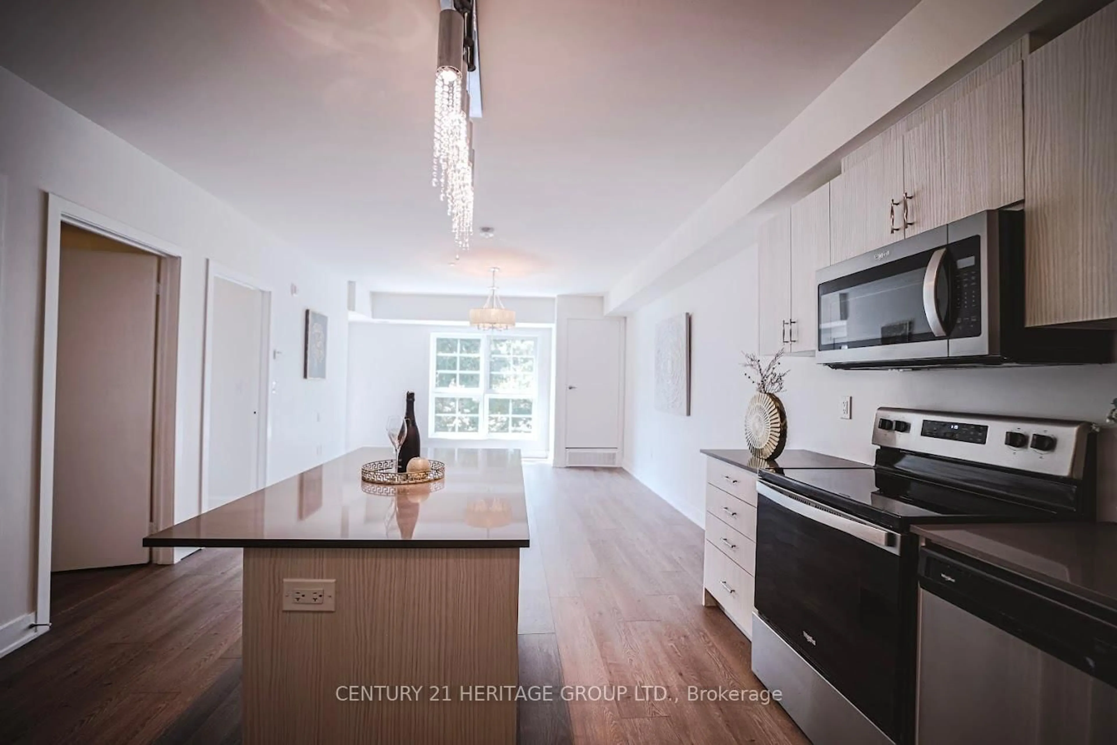 Open concept kitchen, unknown for 110 Grew Blvd #302, Georgina Ontario L0E 1L0
