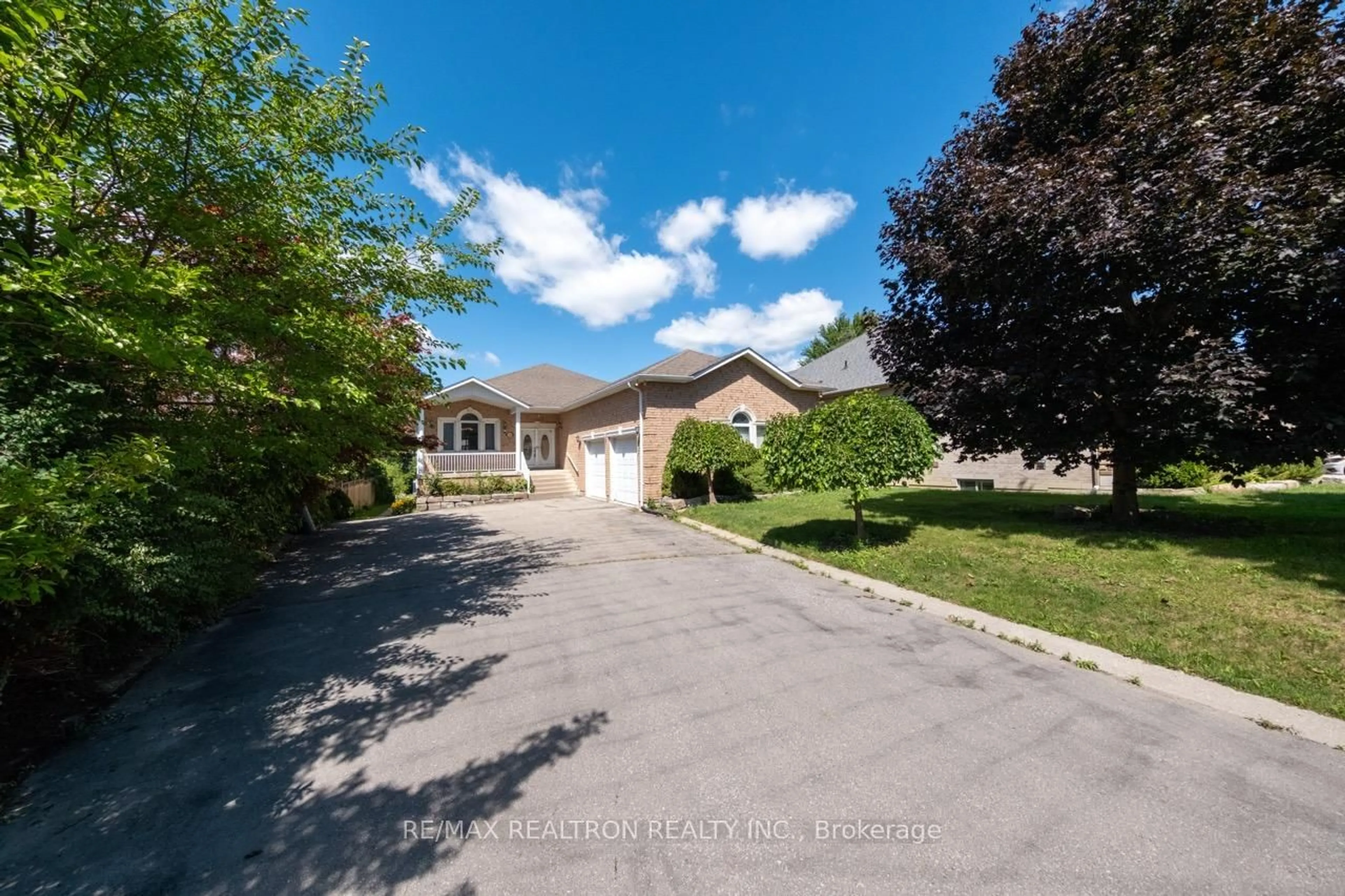 A pic from outside/outdoor area/front of a property/back of a property/a pic from drone, street for 36A Puccini Dr, Richmond Hill Ontario L4E 2Y3