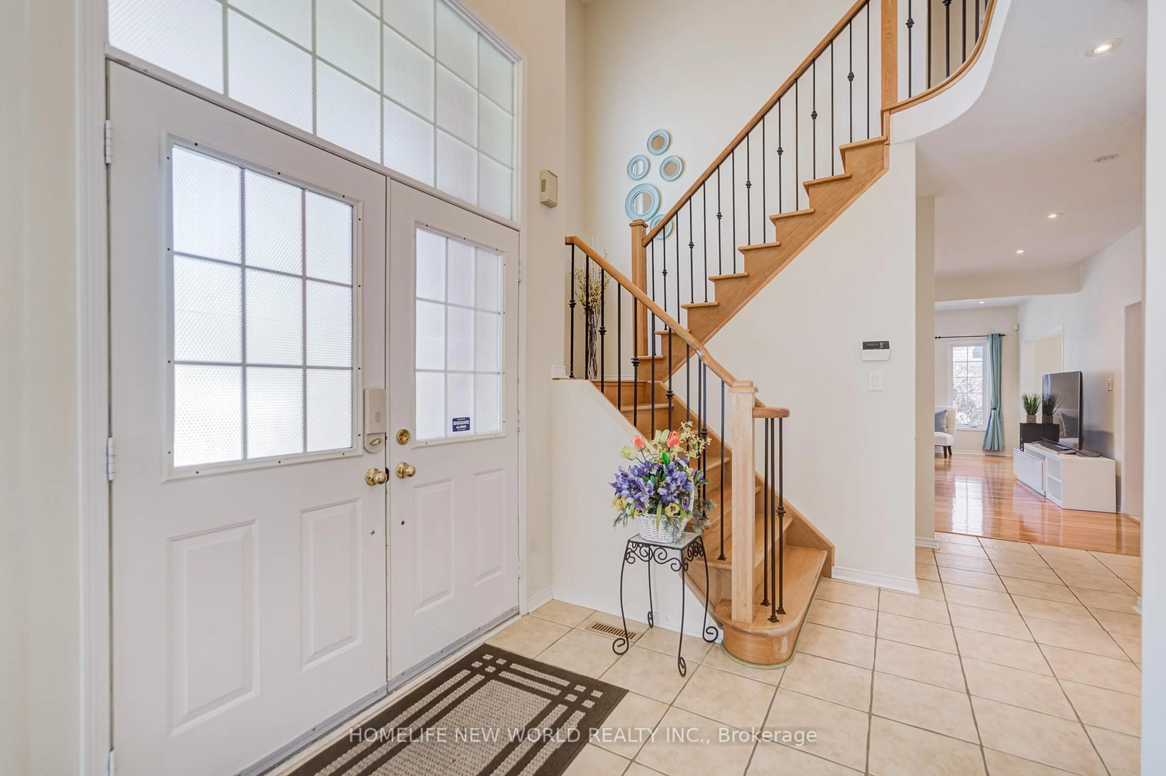 Indoor entryway for 25 Abilene Crt, Richmond Hill Ontario L4C 0S5