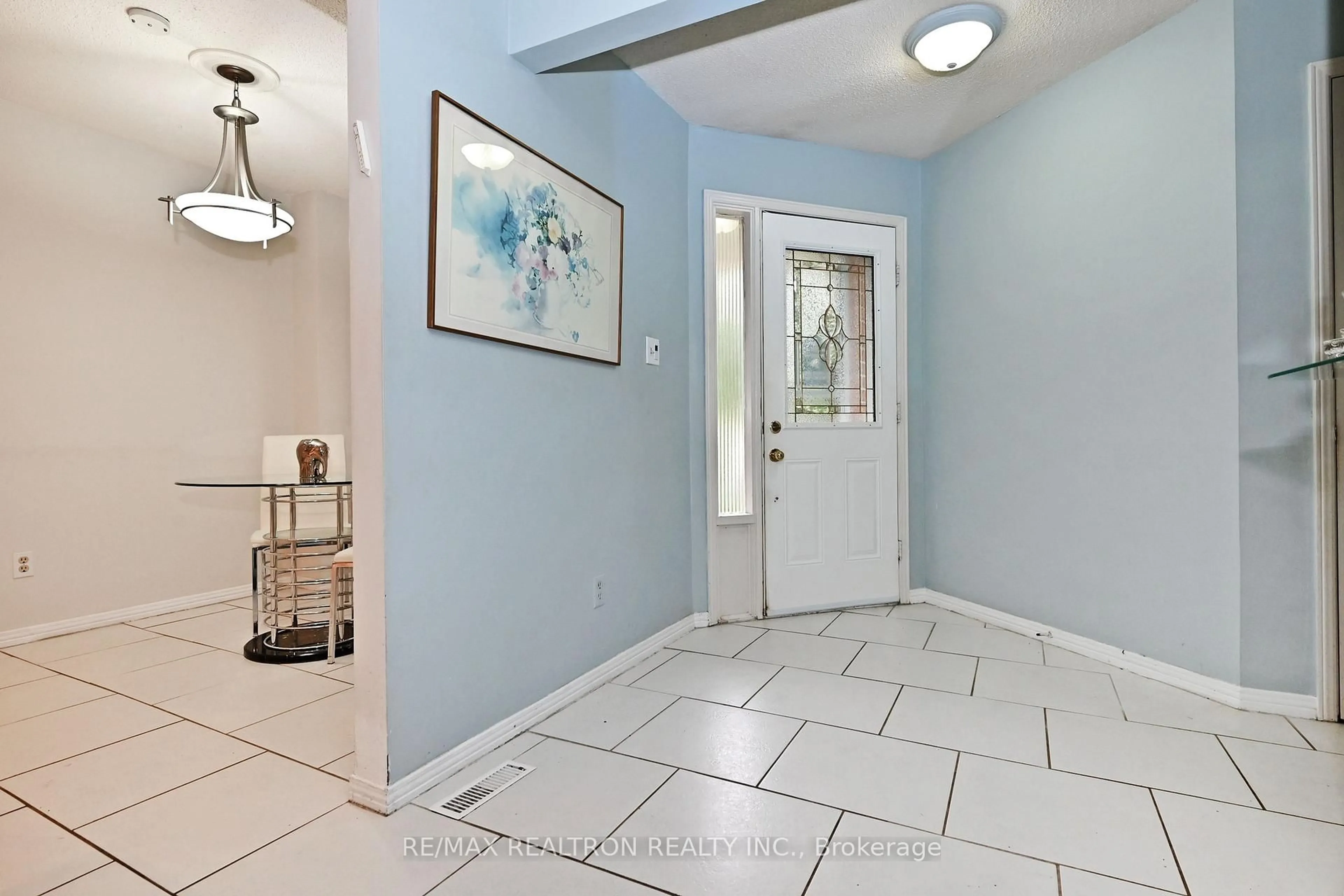 Indoor entryway for 143 Spring Gate Blvd, Vaughan Ontario L4J 3B2