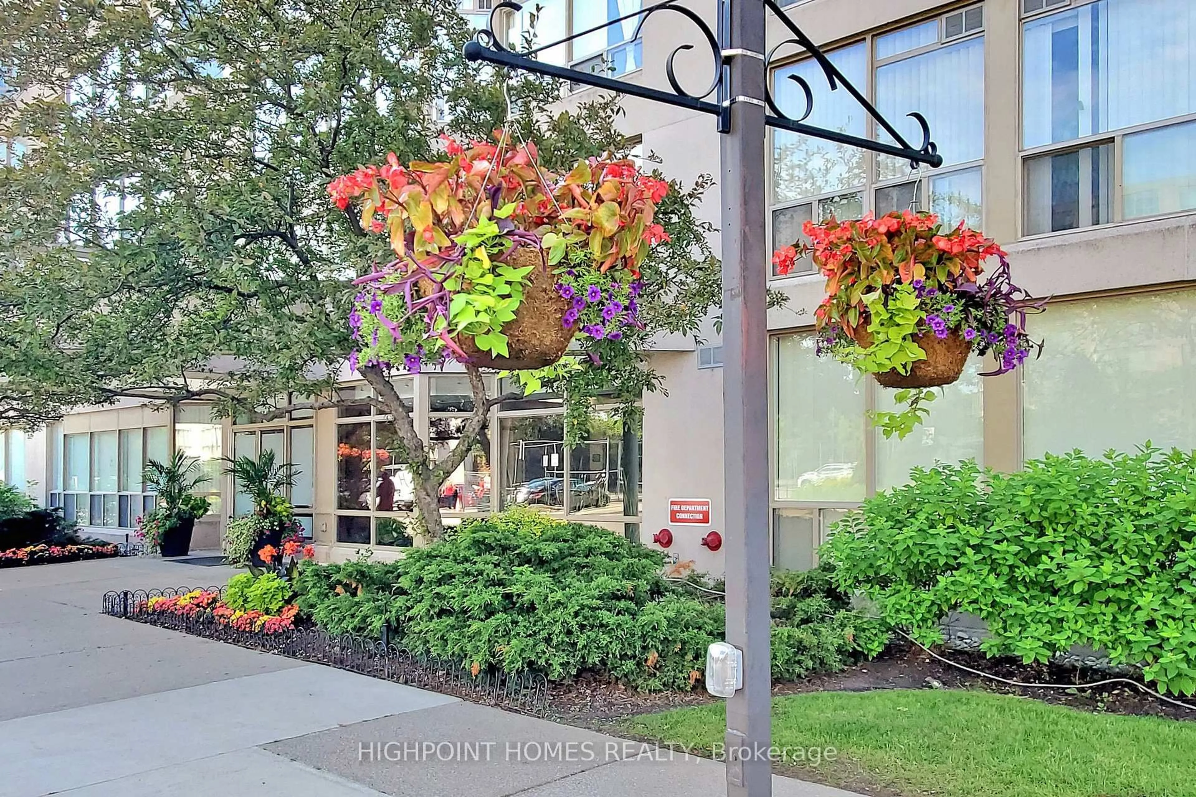Patio, street for 175 Cedar Ave ##714, Richmond Hill Ontario L4C 9V3