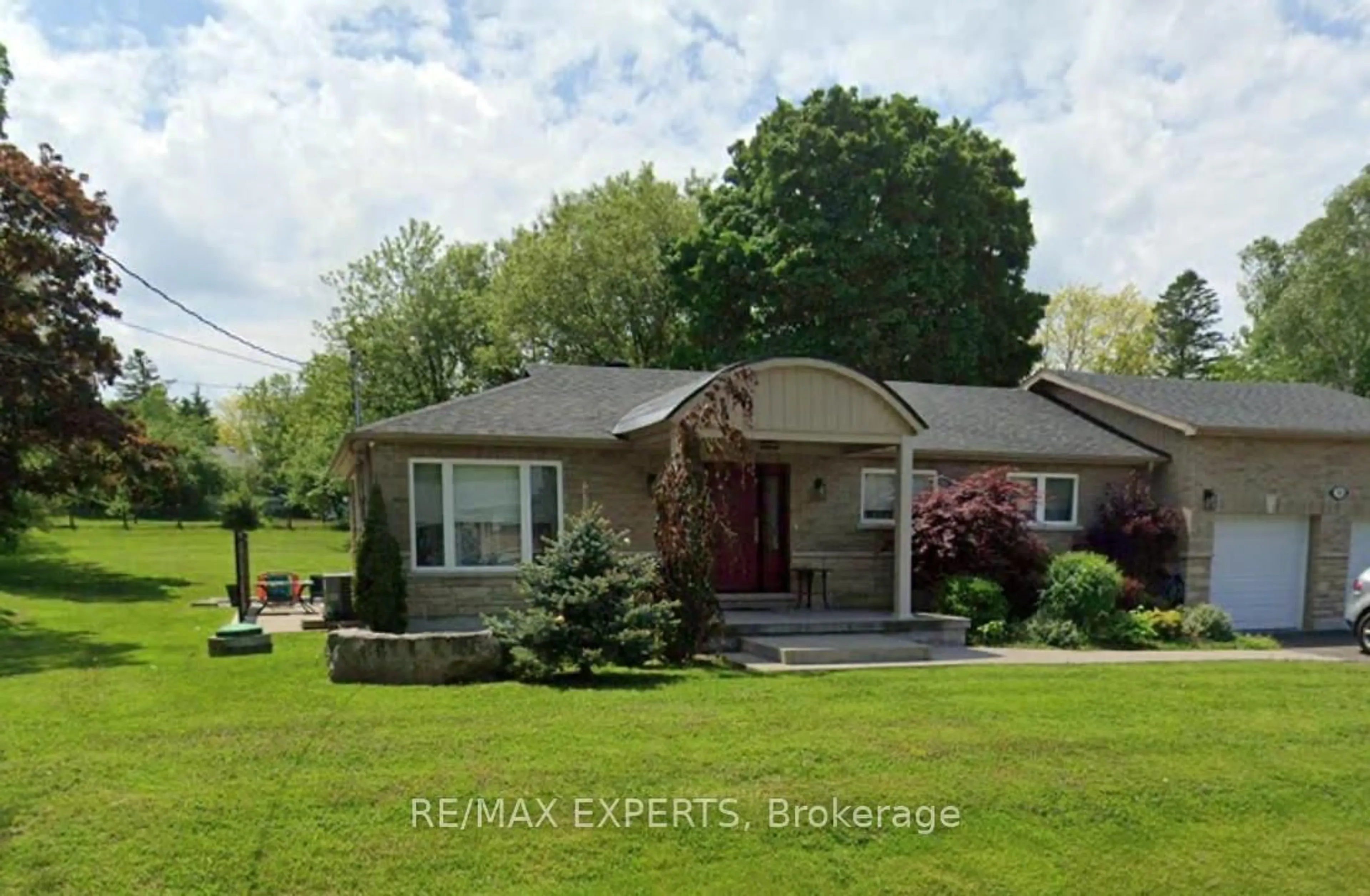 A pic from outside/outdoor area/front of a property/back of a property/a pic from drone, street for 76 Bachley Cres, King Ontario L7B 0E8