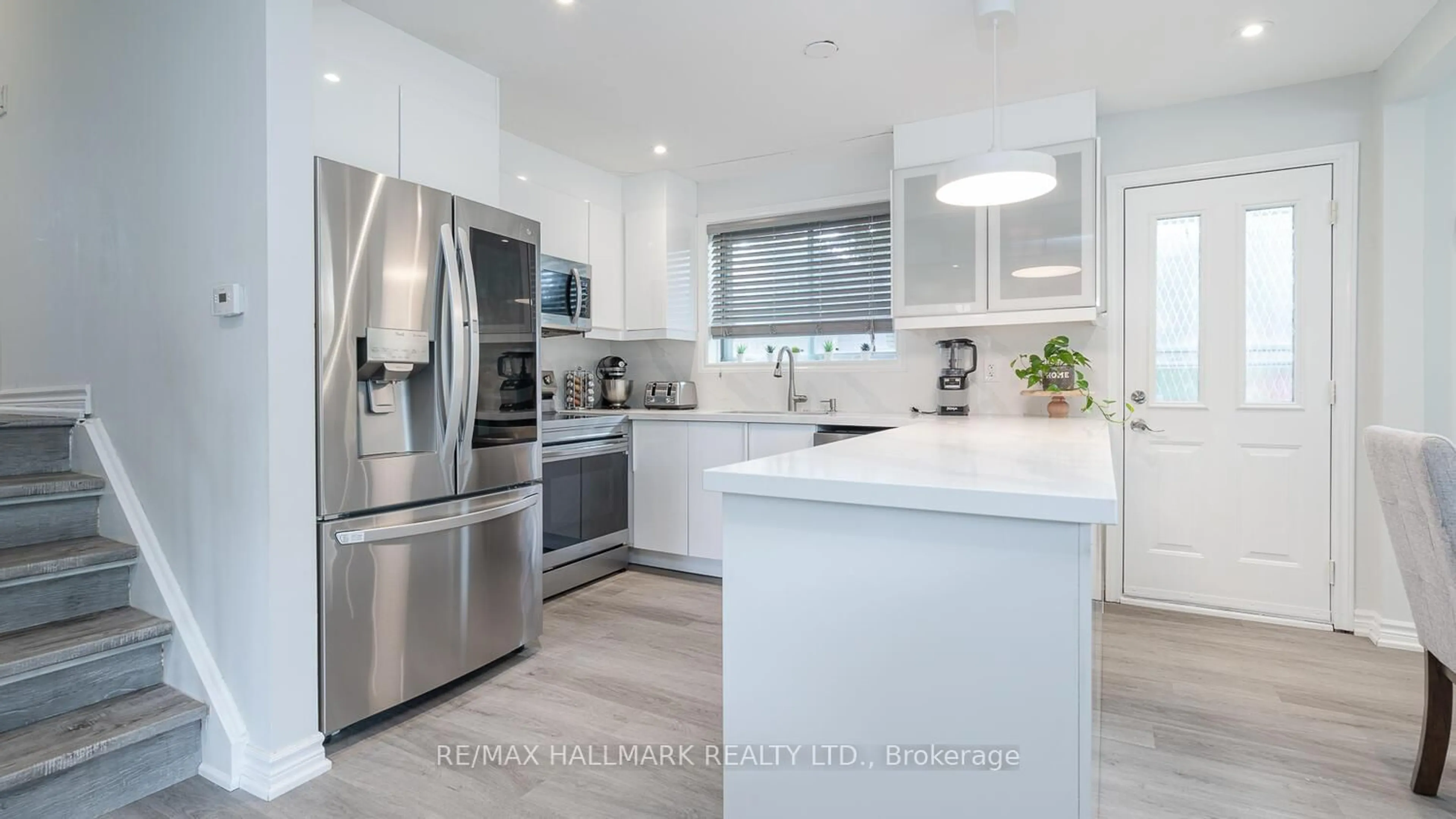 Open concept kitchen, unknown for 11 Seaton Dr, Aurora Ontario L4G 2J9