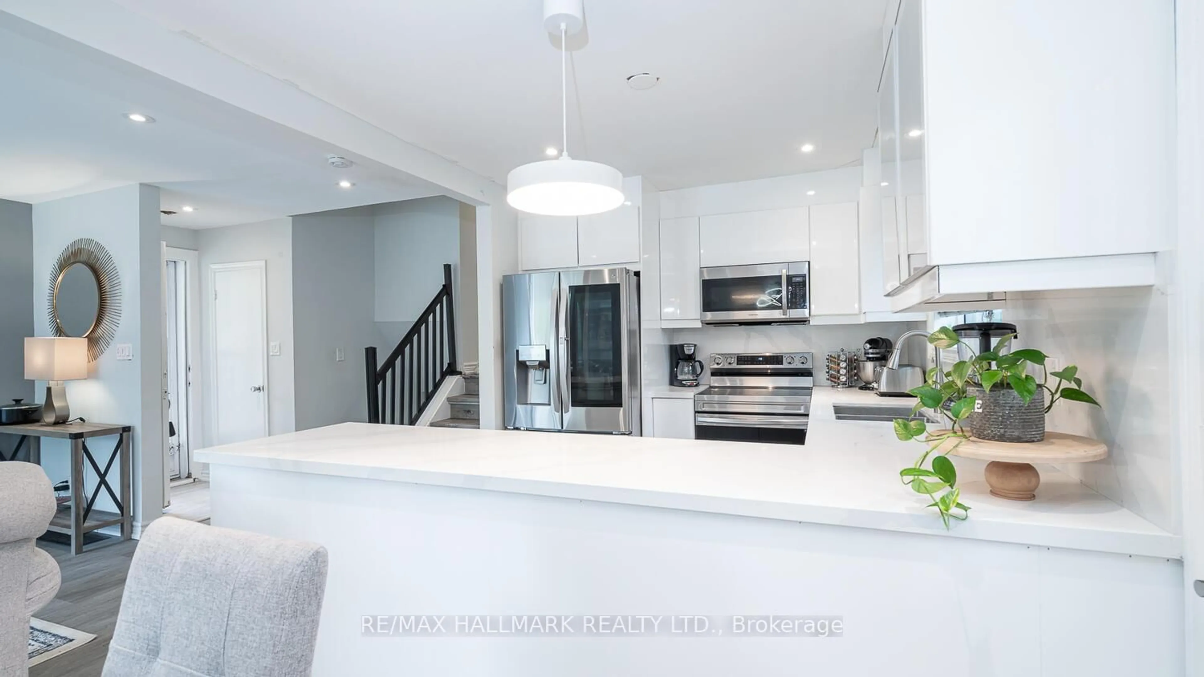 Open concept kitchen, ceramic/tile floor for 11 Seaton Dr, Aurora Ontario L4G 2J9
