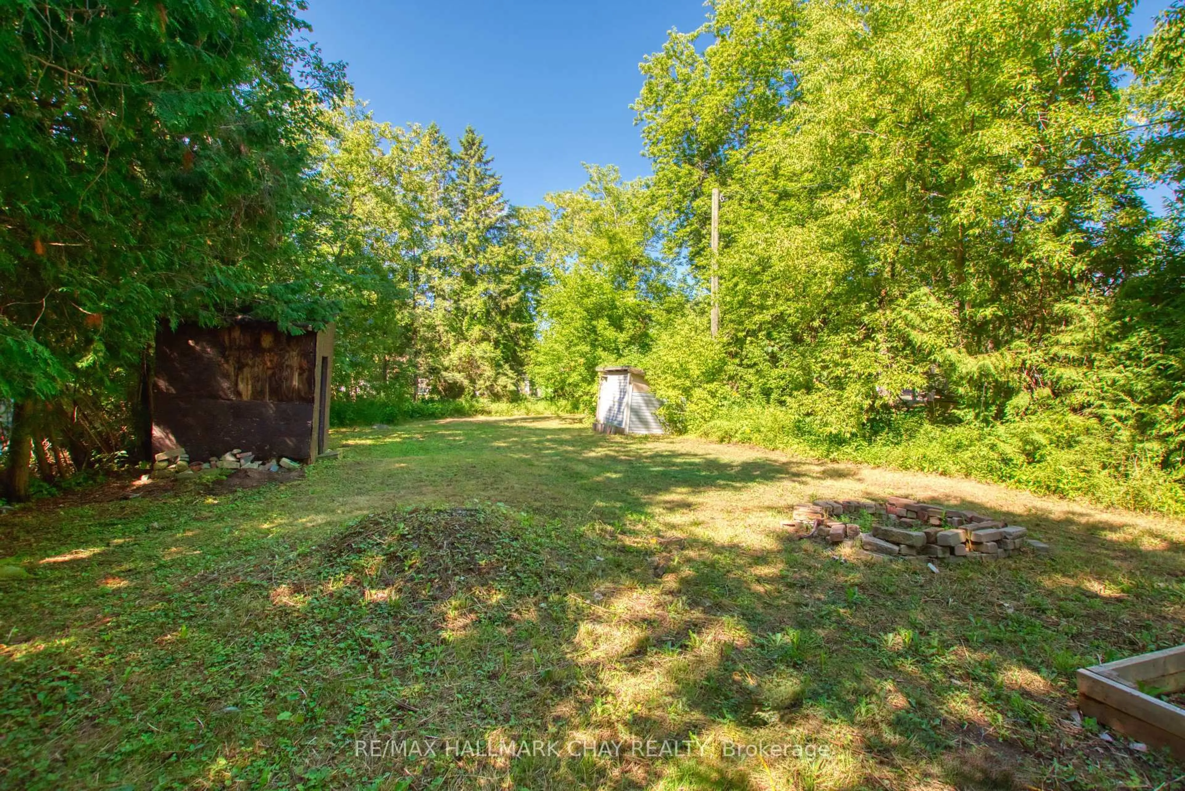 A pic from outside/outdoor area/front of a property/back of a property/a pic from drone, forest/trees view for 956 Carson Ave, Innisfil Ontario L0L 1W0
