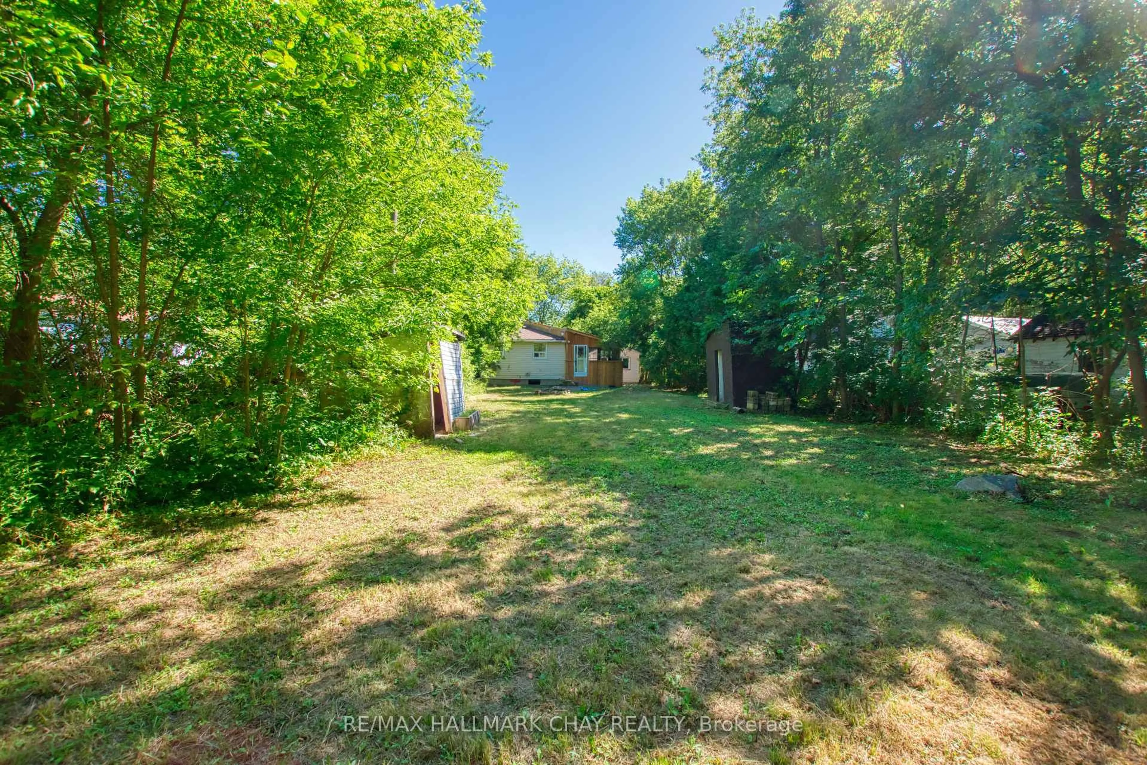 A pic from outside/outdoor area/front of a property/back of a property/a pic from drone, forest/trees view for 956 Carson Ave, Innisfil Ontario L0L 1W0
