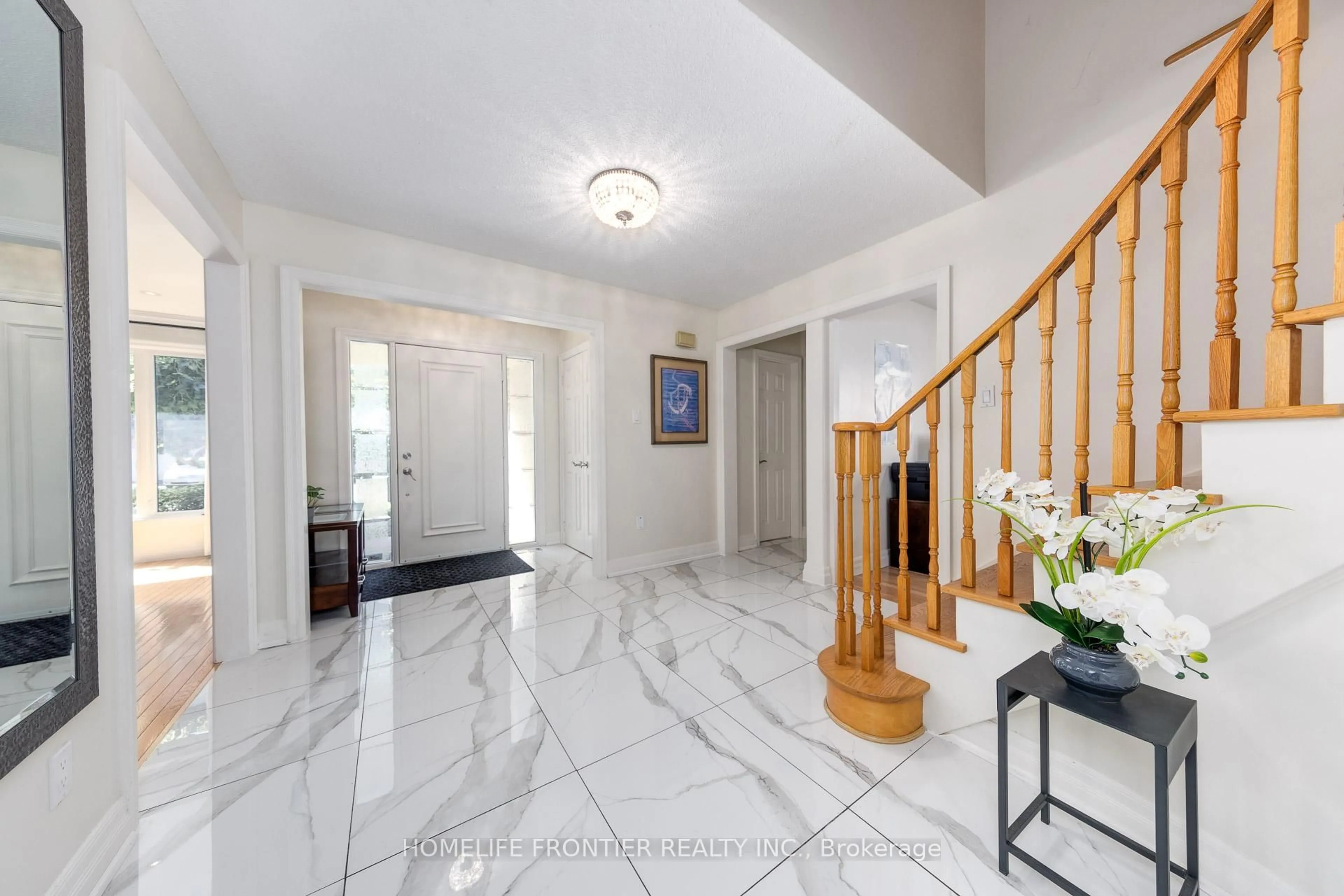 Indoor foyer for 121 Carrington Dr, Richmond Hill Ontario L4C 7X8