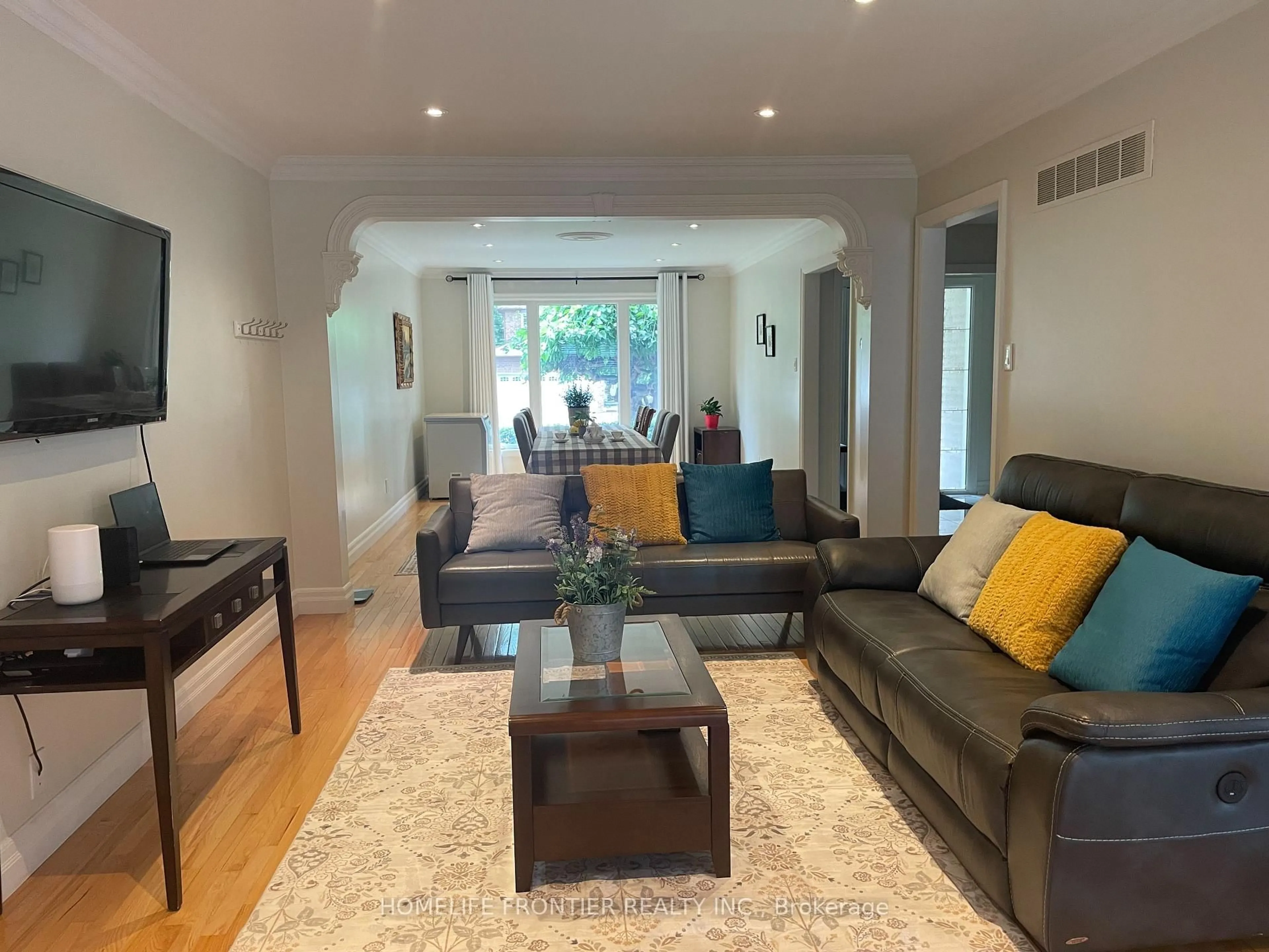 Living room with furniture, unknown for 121 Carrington Dr, Richmond Hill Ontario L4C 7X8
