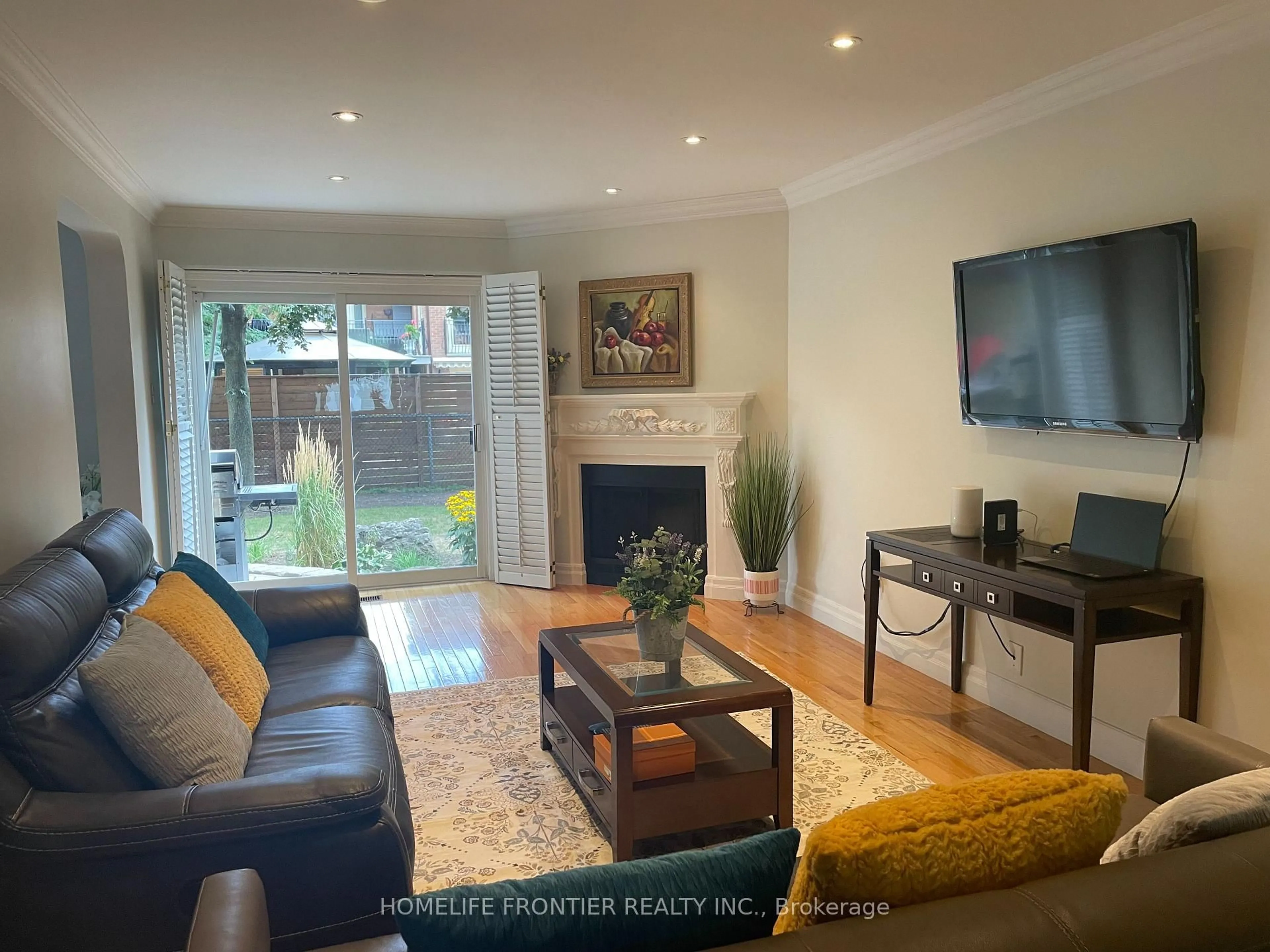 Living room with furniture, wood/laminate floor for 121 Carrington Dr, Richmond Hill Ontario L4C 7X8